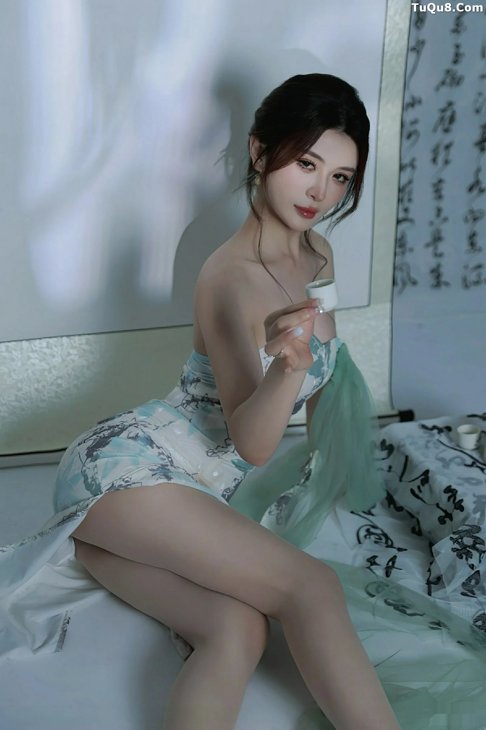 [XiuRen]高清写真图 2025.08.27 No.10694 阿依莎 浅色古风