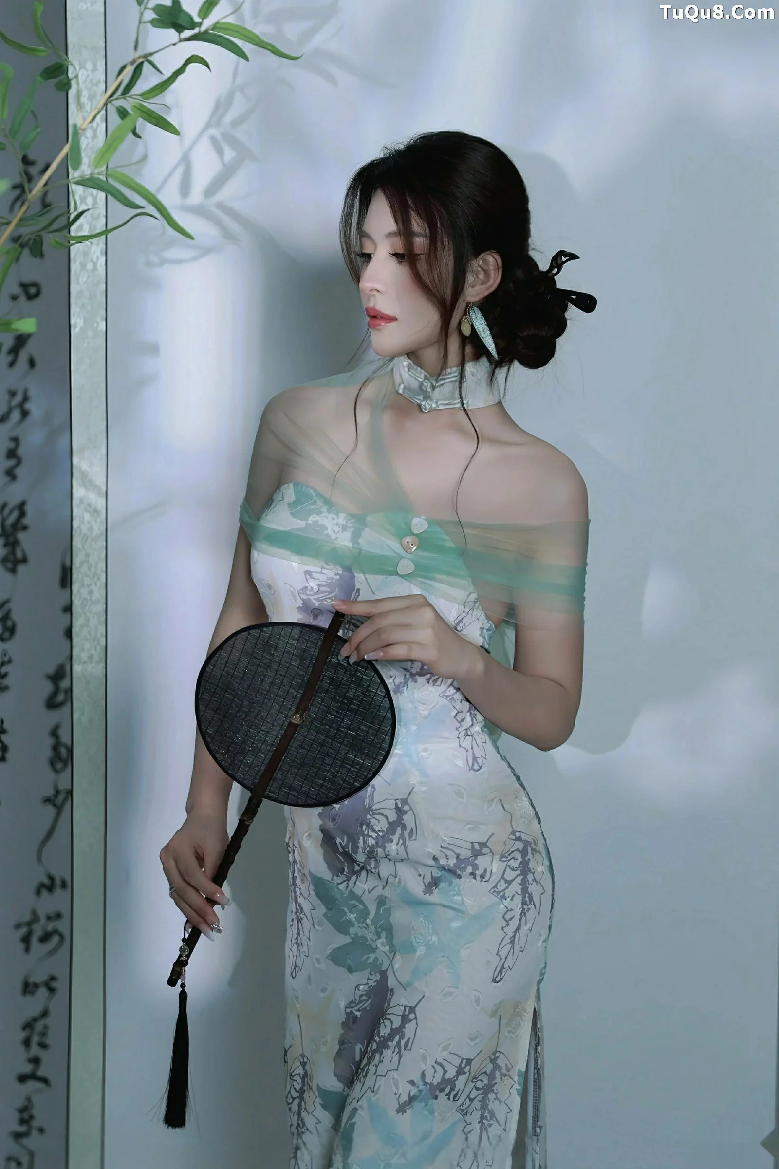 [XiuRen]高清写真图 2025.08.27 No.10694 阿依莎 浅色古风