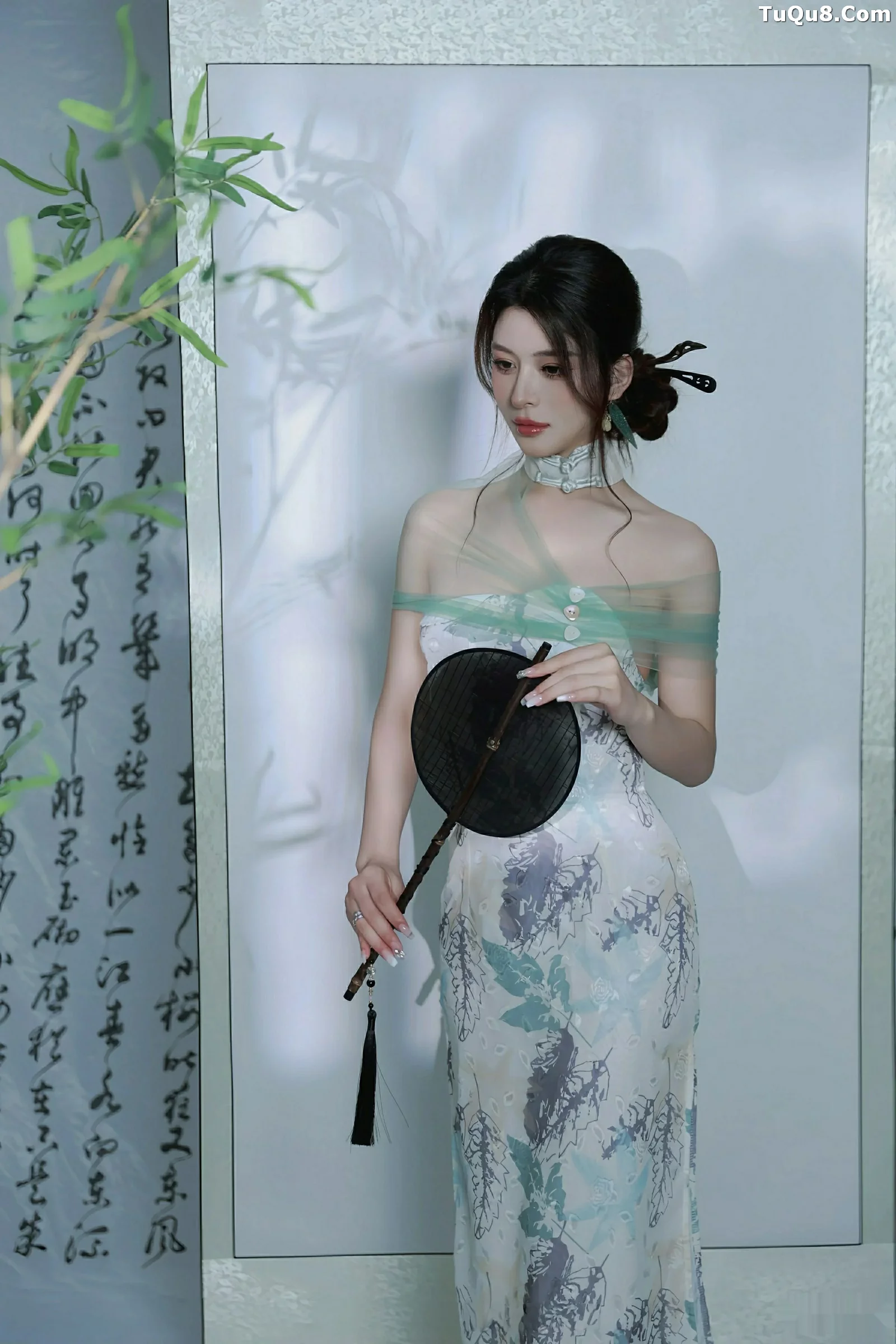 [XiuRen]高清写真图 2025.08.27 No.10694 阿依莎 浅色古风