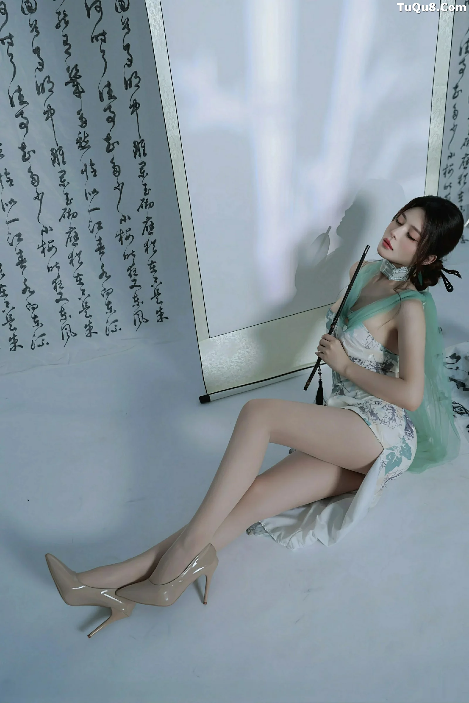 [XiuRen]高清写真图 2025.08.27 No.10694 阿依莎 浅色古风