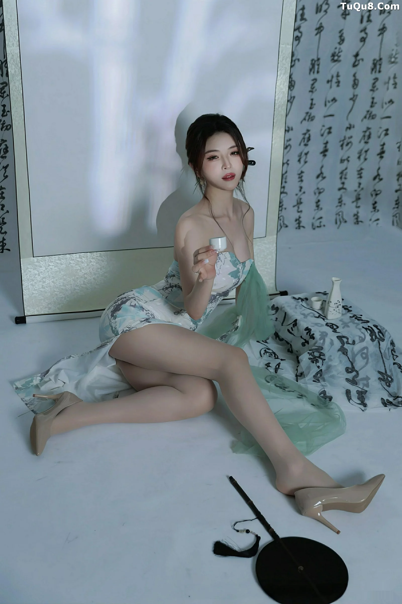 [XiuRen]高清写真图 2025.08.27 No.10694 阿依莎 浅色古风