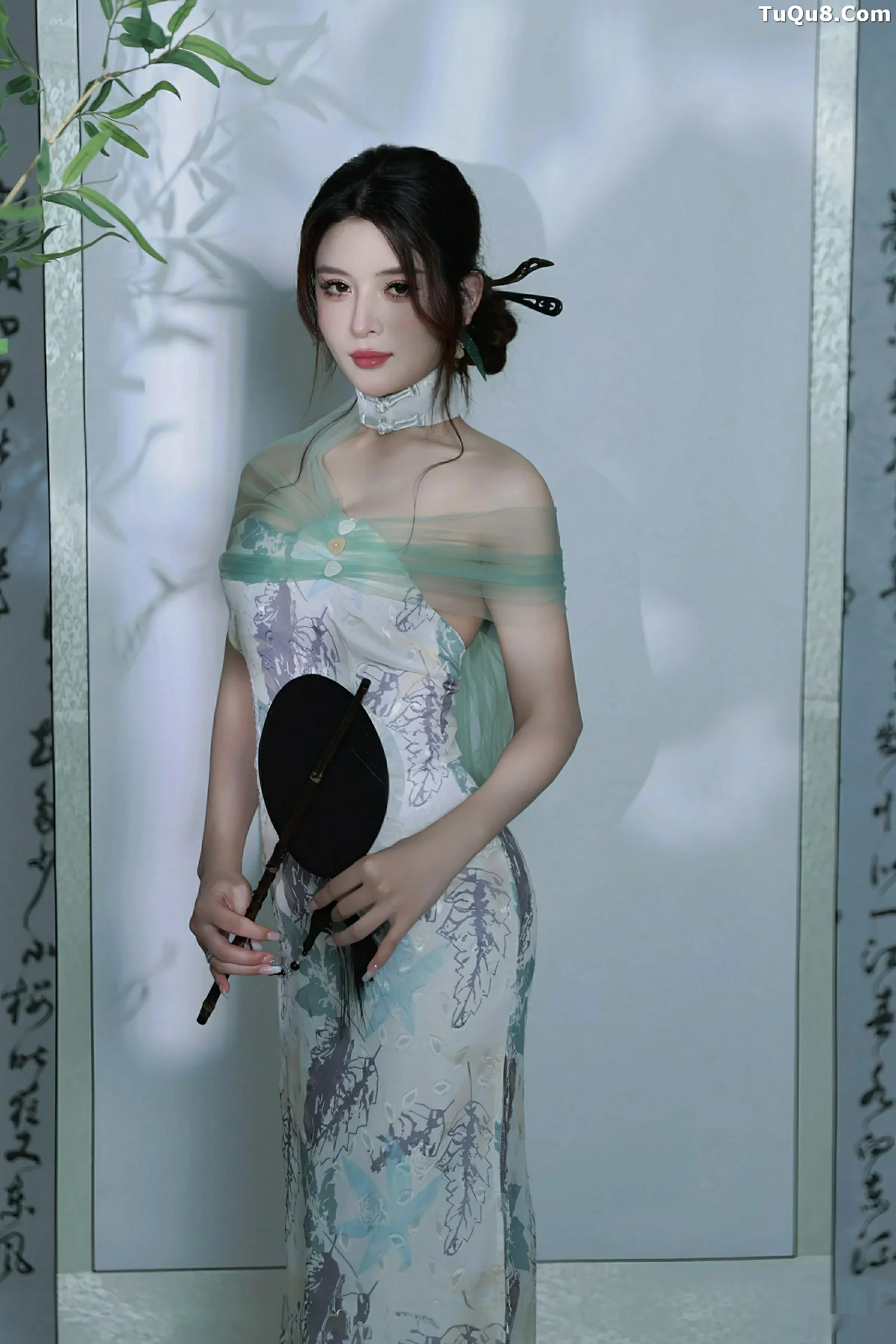 [XiuRen]高清写真图 2025.08.27 No.10694 阿依莎 浅色古风