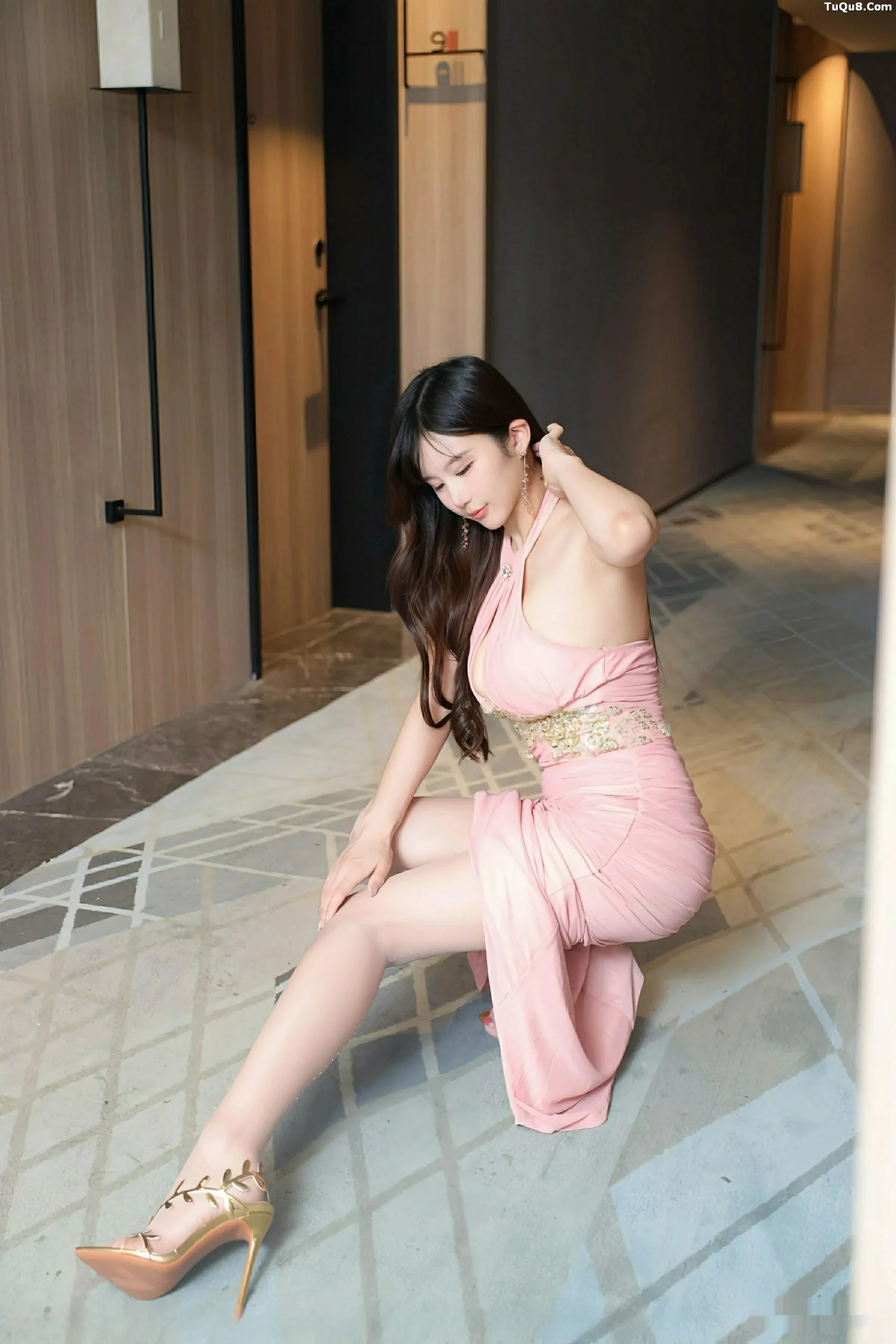 [XiuRen]高清写真图 2025.09.19 No.10786 小肉肉咪 粉色长裙
