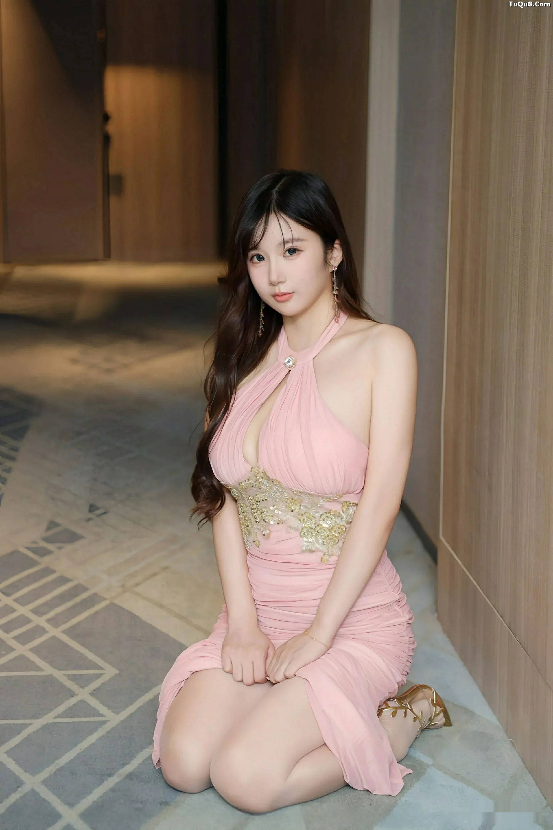 [XiuRen]高清写真图 2025.09.19 No.10786 小肉肉咪 粉色长裙