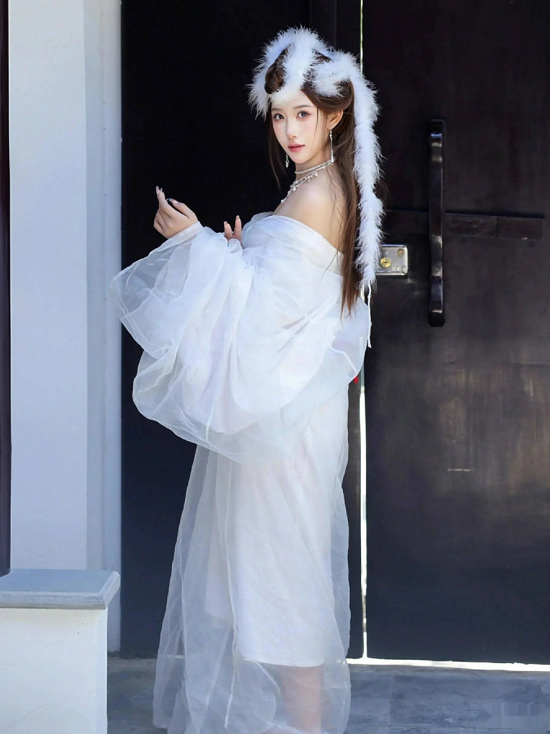 [XiuRen]高清写真图 2025.10.09 No.10843 金允希Yuki 低胸长裙