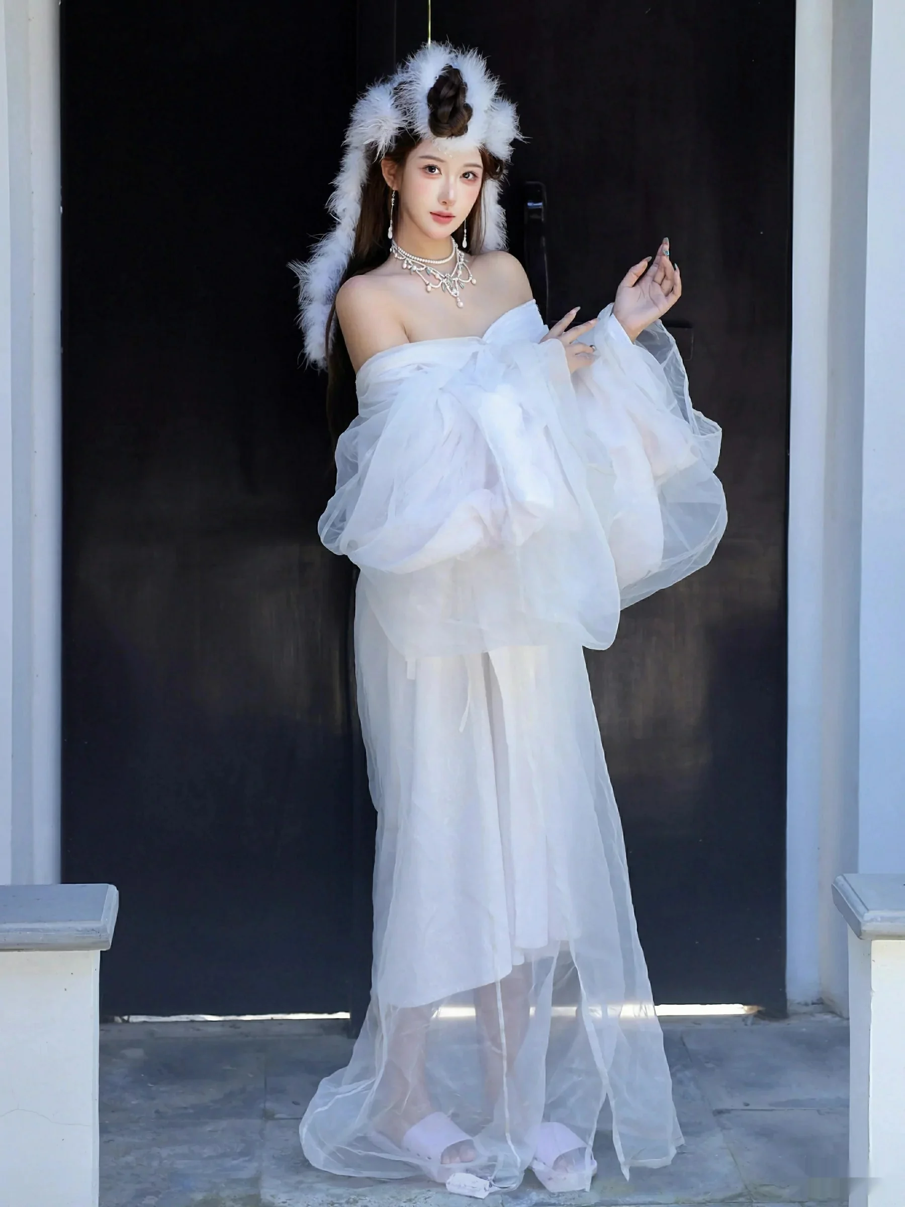 [XiuRen]高清写真图 2025.10.09 No.10843 金允希Yuki 低胸长裙