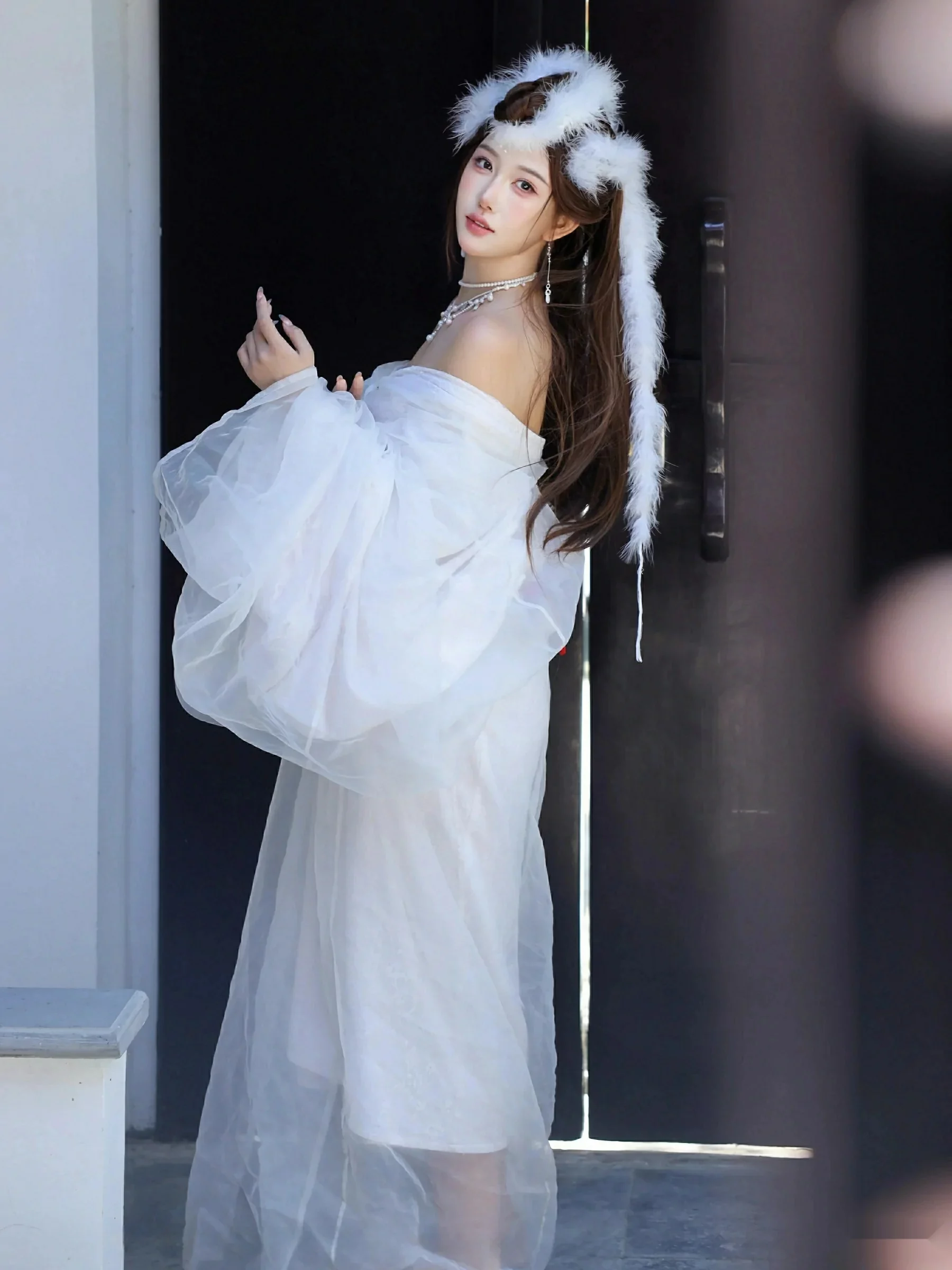 [XiuRen]高清写真图 2025.10.09 No.10843 金允希Yuki 低胸长裙