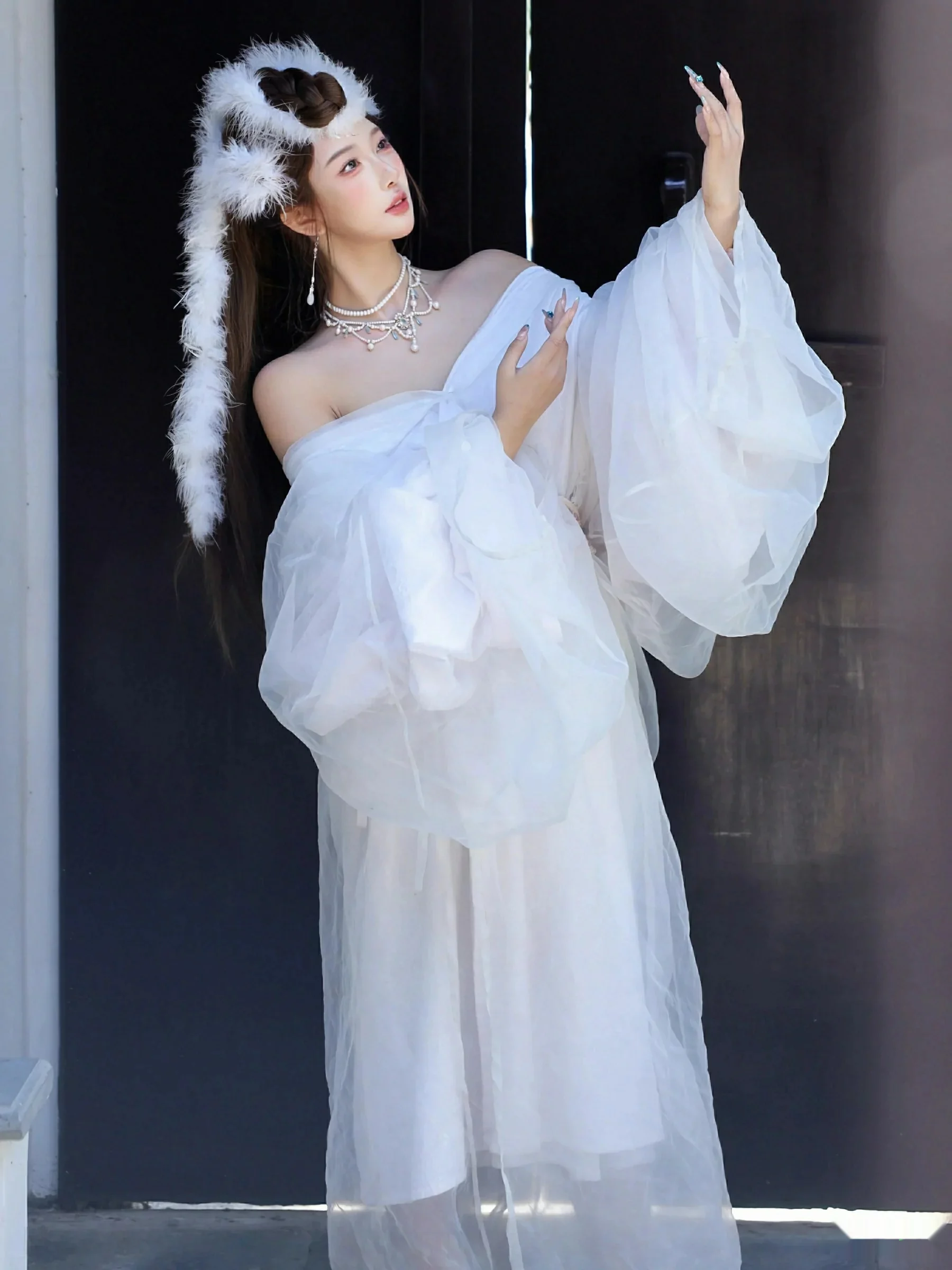[XiuRen]高清写真图 2025.10.09 No.10843 金允希Yuki 低胸长裙