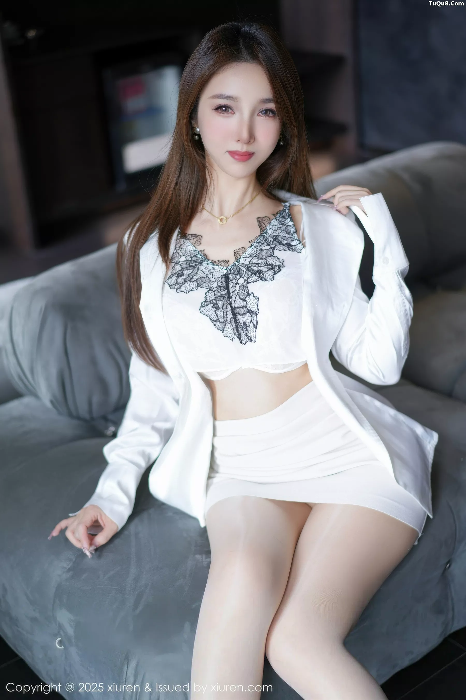 [XiuRen]高清写真图 2025.10.15 No.10872 桃桃·夭夭twins 性感肉丝