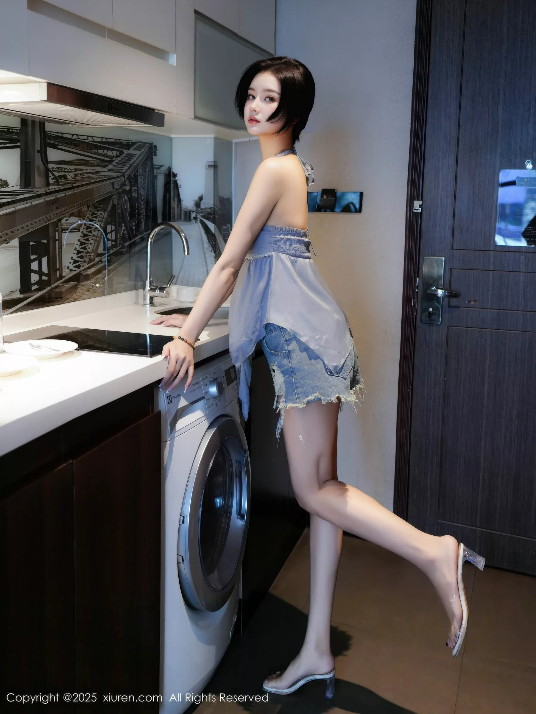 [XiuRen]高清写真图 2025.10.21 No.10893 特蕾莎 超短牛仔裤