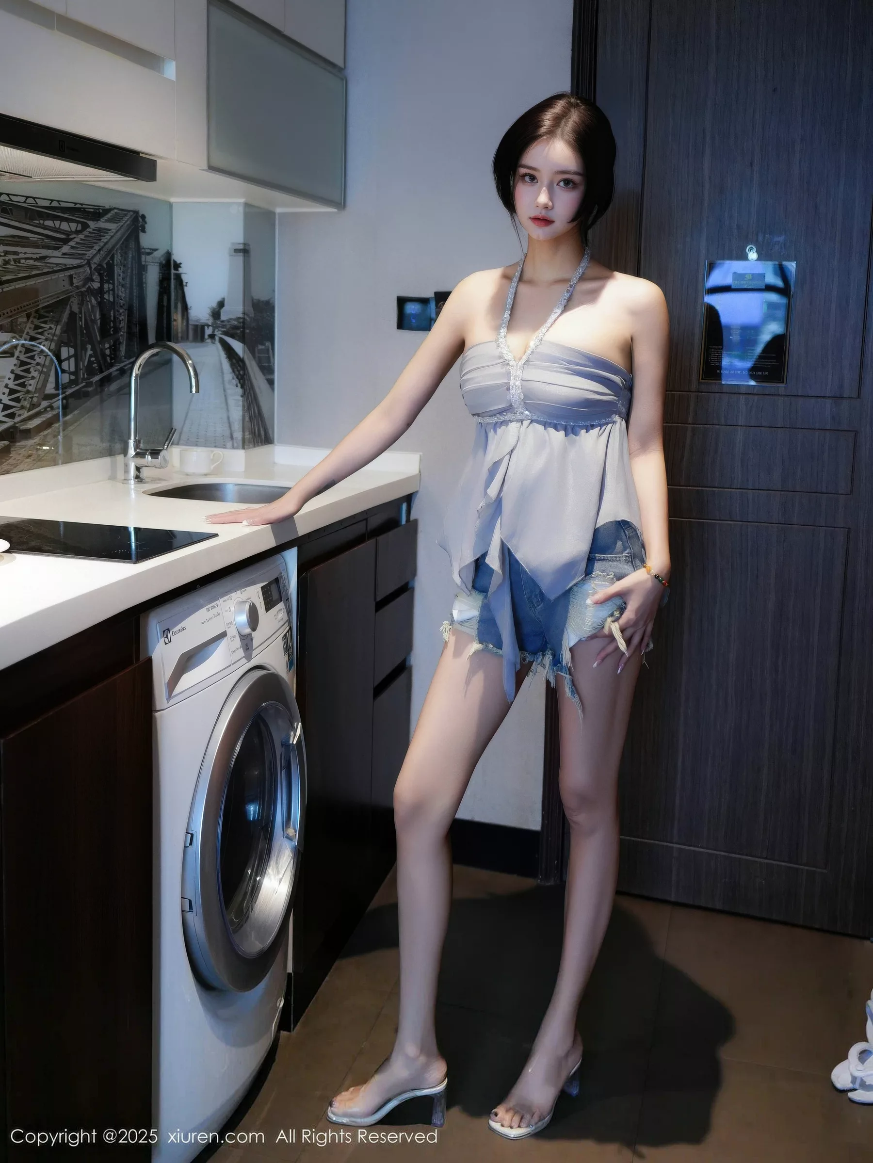 [XiuRen]高清写真图 2025.10.21 No.10893 特蕾莎 超短牛仔裤
