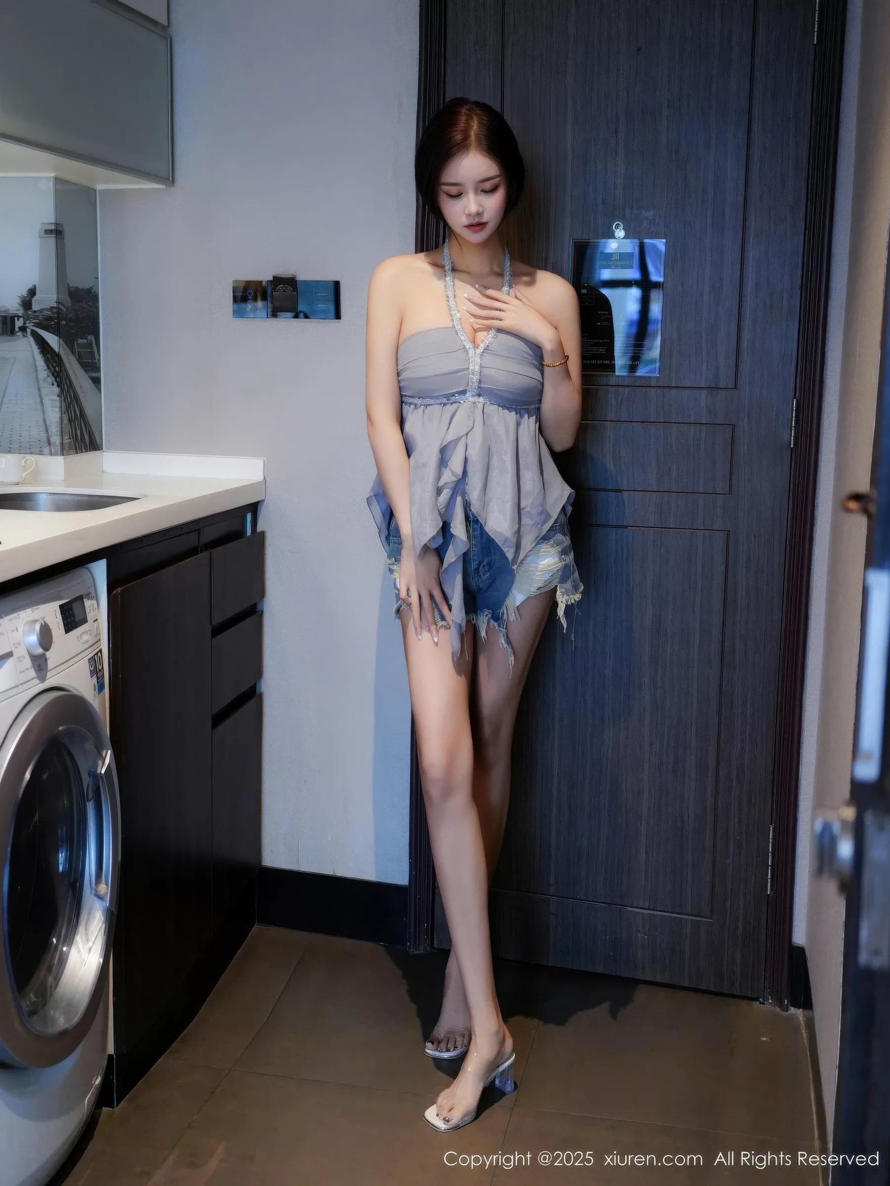 [XiuRen]高清写真图 2025.10.21 No.10893 特蕾莎 超短牛仔裤