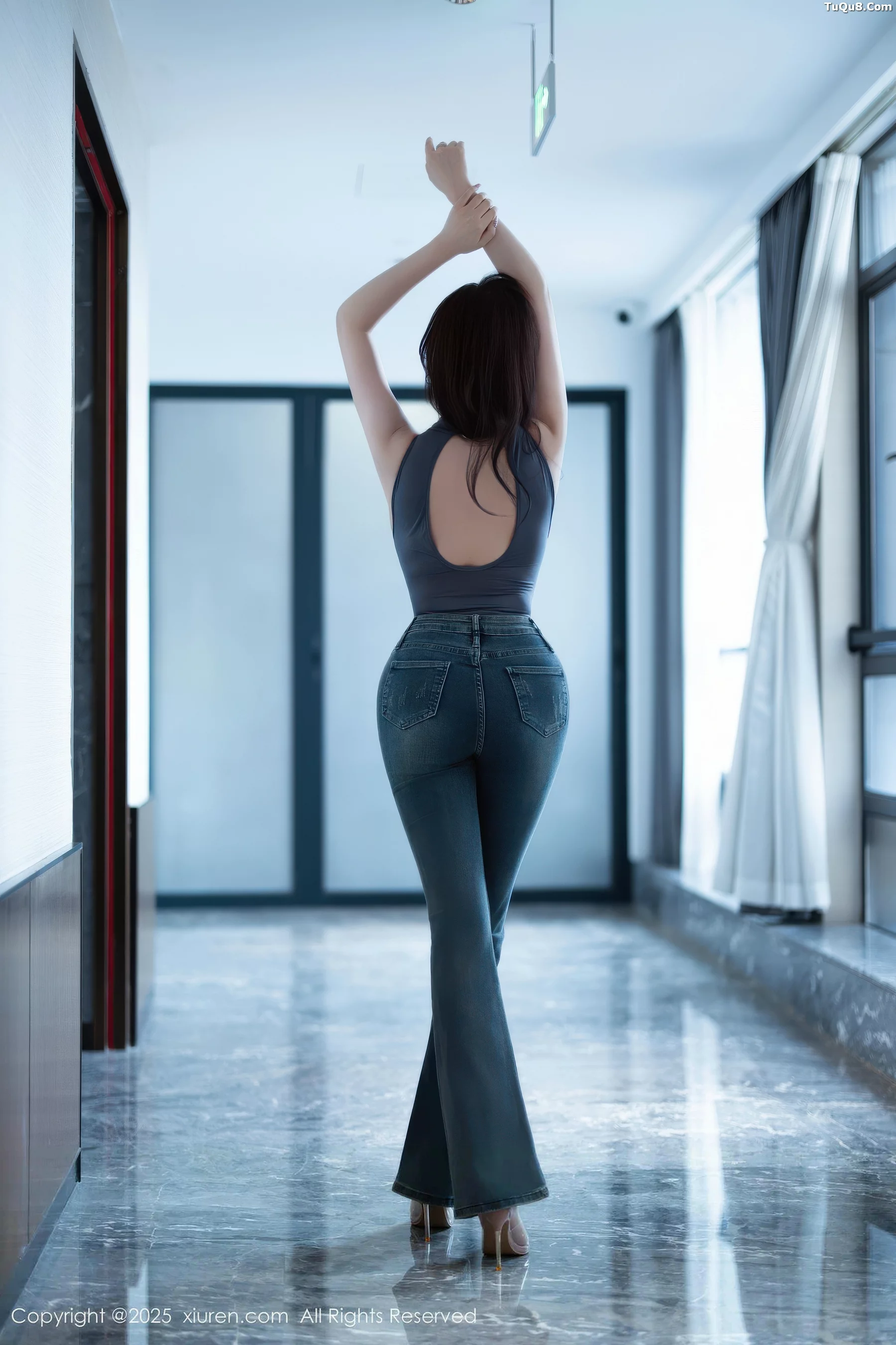 [XiuRen]高清写真图 2025.11.06 No.10952 杏子Yada 丰腴身材
