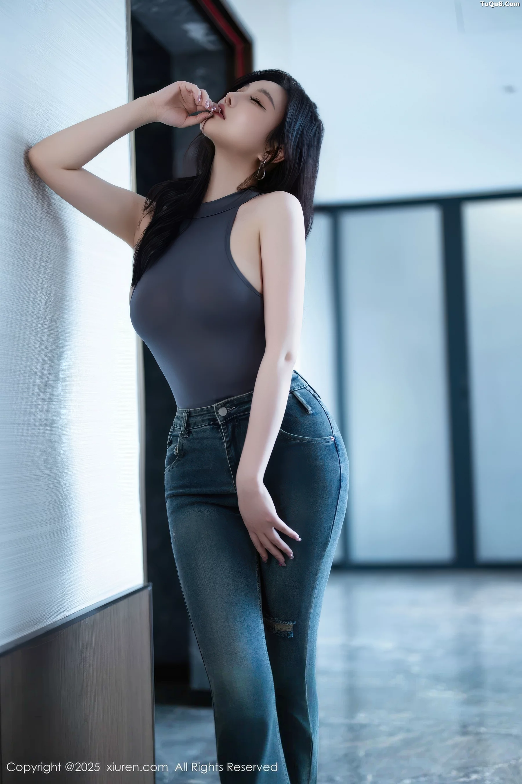 [XiuRen]高清写真图 2025.11.06 No.10952 杏子Yada 丰腴身材