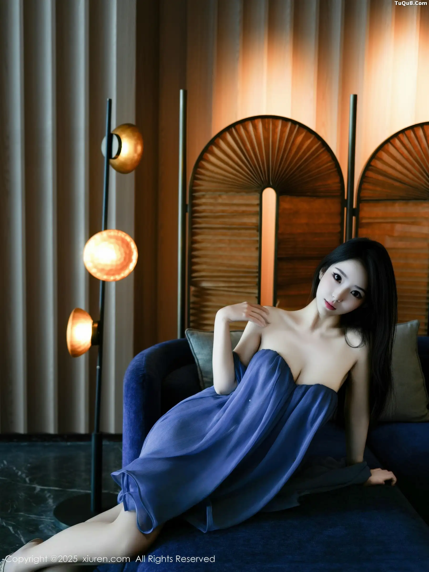 [XiuRen]高清写真图 2025.11.14 No.10988 烧烧小桃 性感长裙