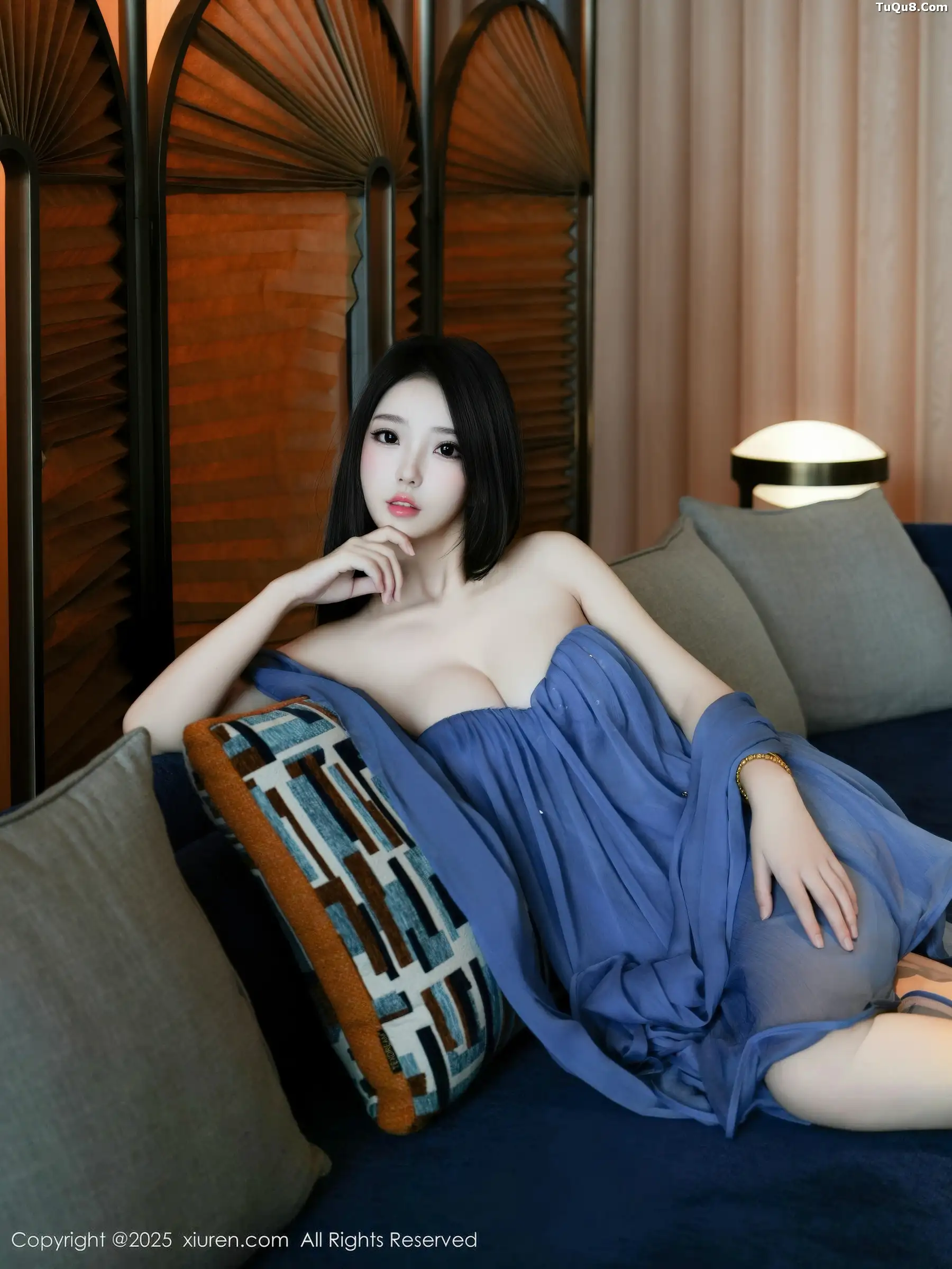 [XiuRen]高清写真图 2025.11.14 No.10988 烧烧小桃 性感长裙