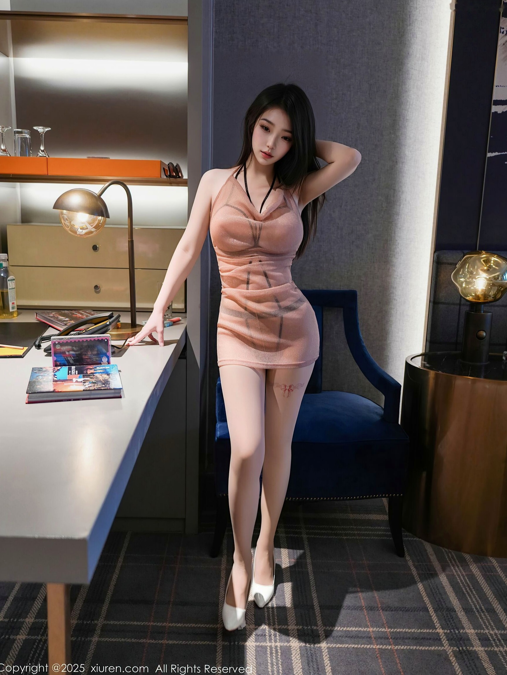 秀人网 烧烧小桃 室内私房性感写真 淡桔色轻透短裙美臀肉丝诱惑