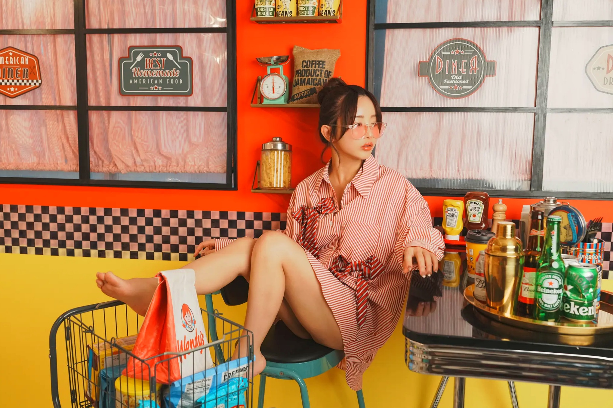 いくみ(Ikumi)美式复古Diner风写真：红白条纹衬衫领带演绎别样诱惑，清新俏皮与私房性感魅力全开