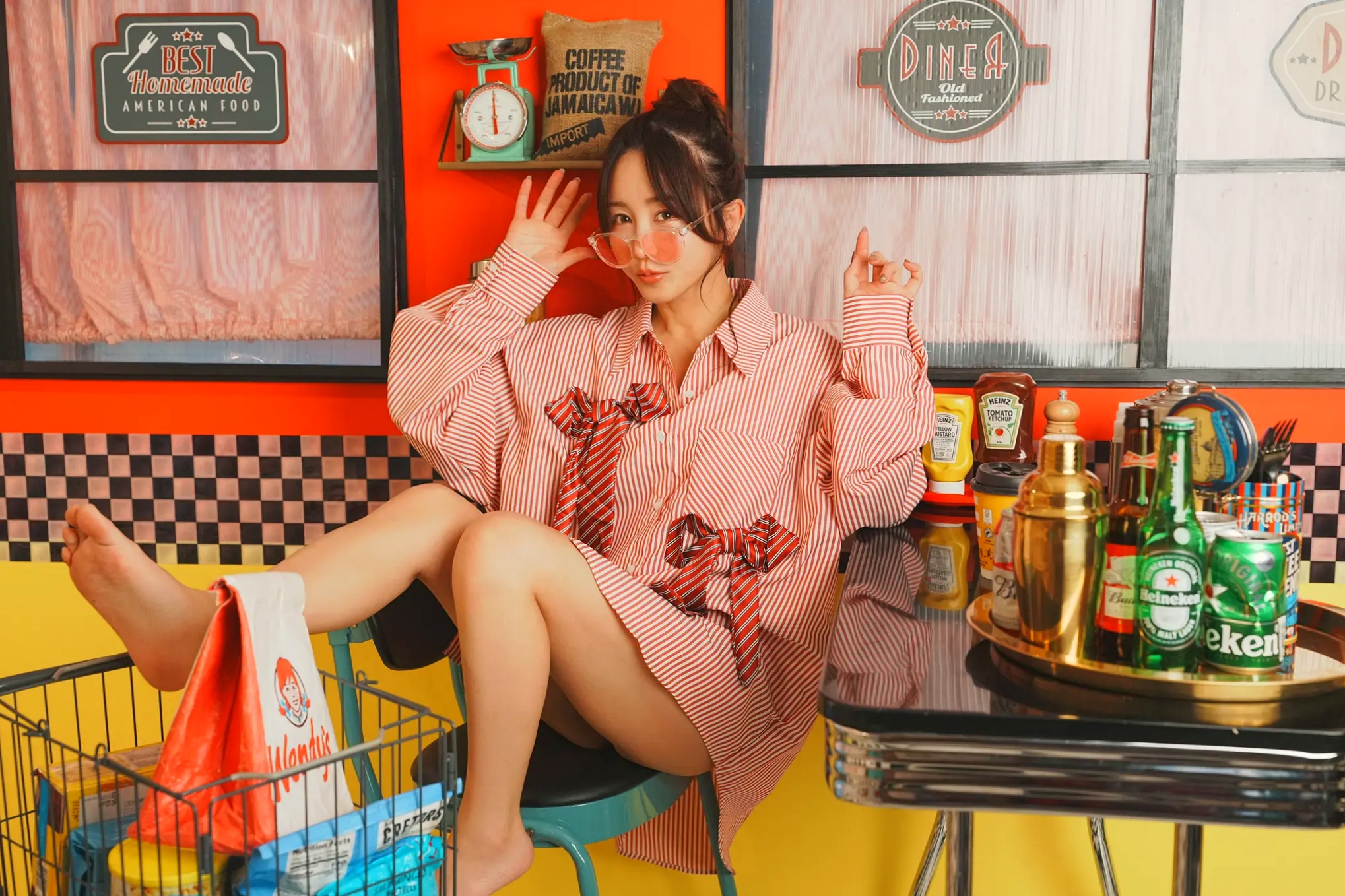 いくみ(Ikumi)美式复古Diner风写真：红白条纹衬衫领带演绎别样诱惑，清新俏皮与私房性感魅力全开