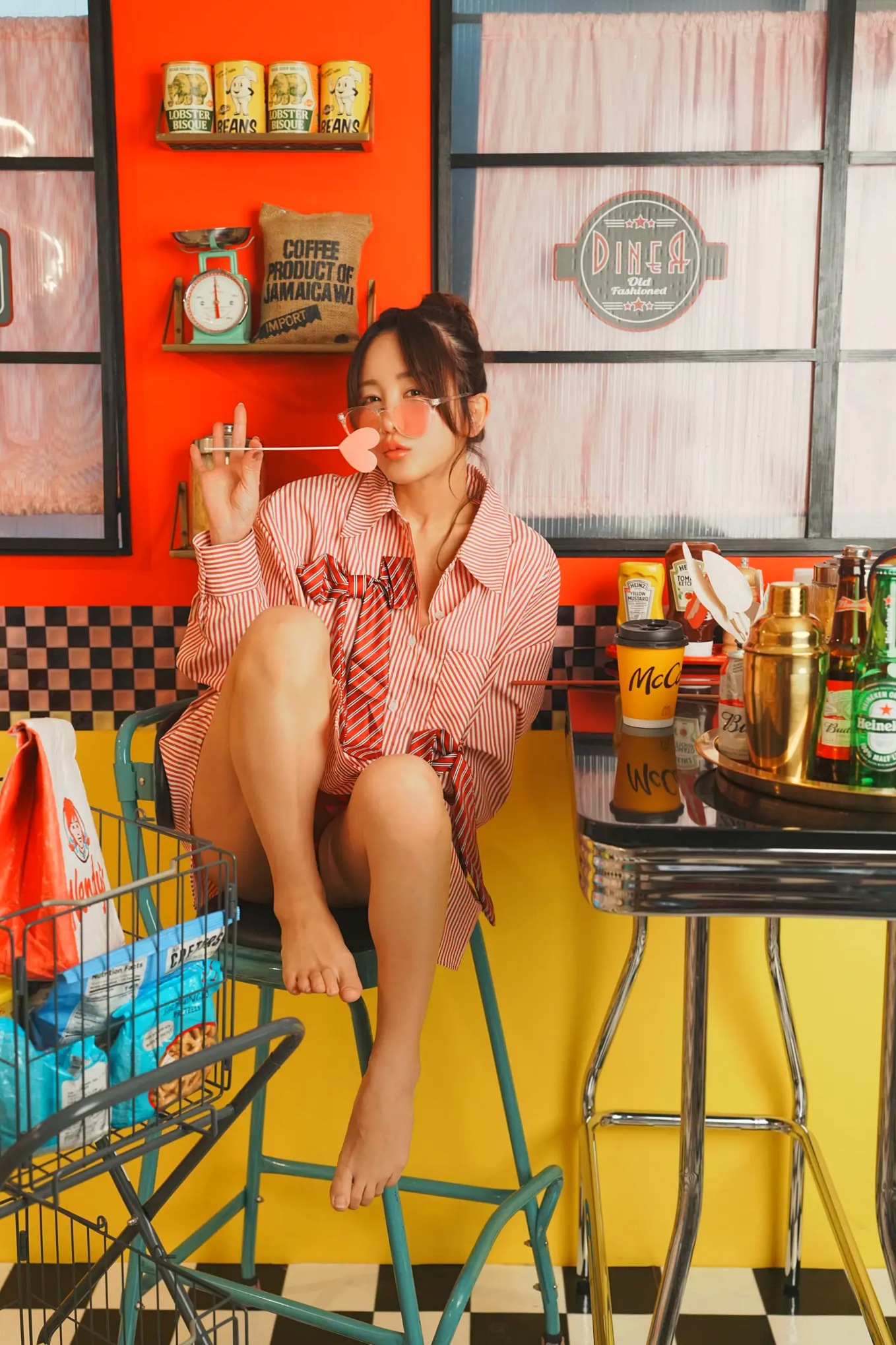 いくみ(Ikumi)美式复古Diner风写真：红白条纹衬衫领带演绎别样诱惑，清新俏皮与私房性感魅力全开