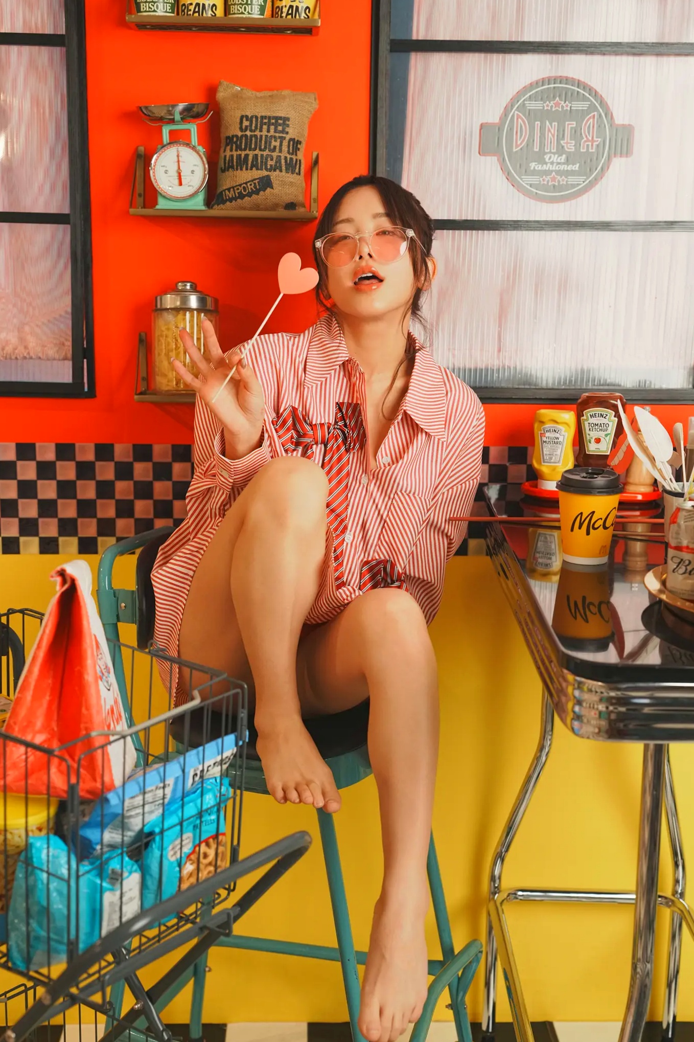 いくみ(Ikumi)美式复古Diner风写真：红白条纹衬衫领带演绎别样诱惑，清新俏皮与私房性感魅力全开