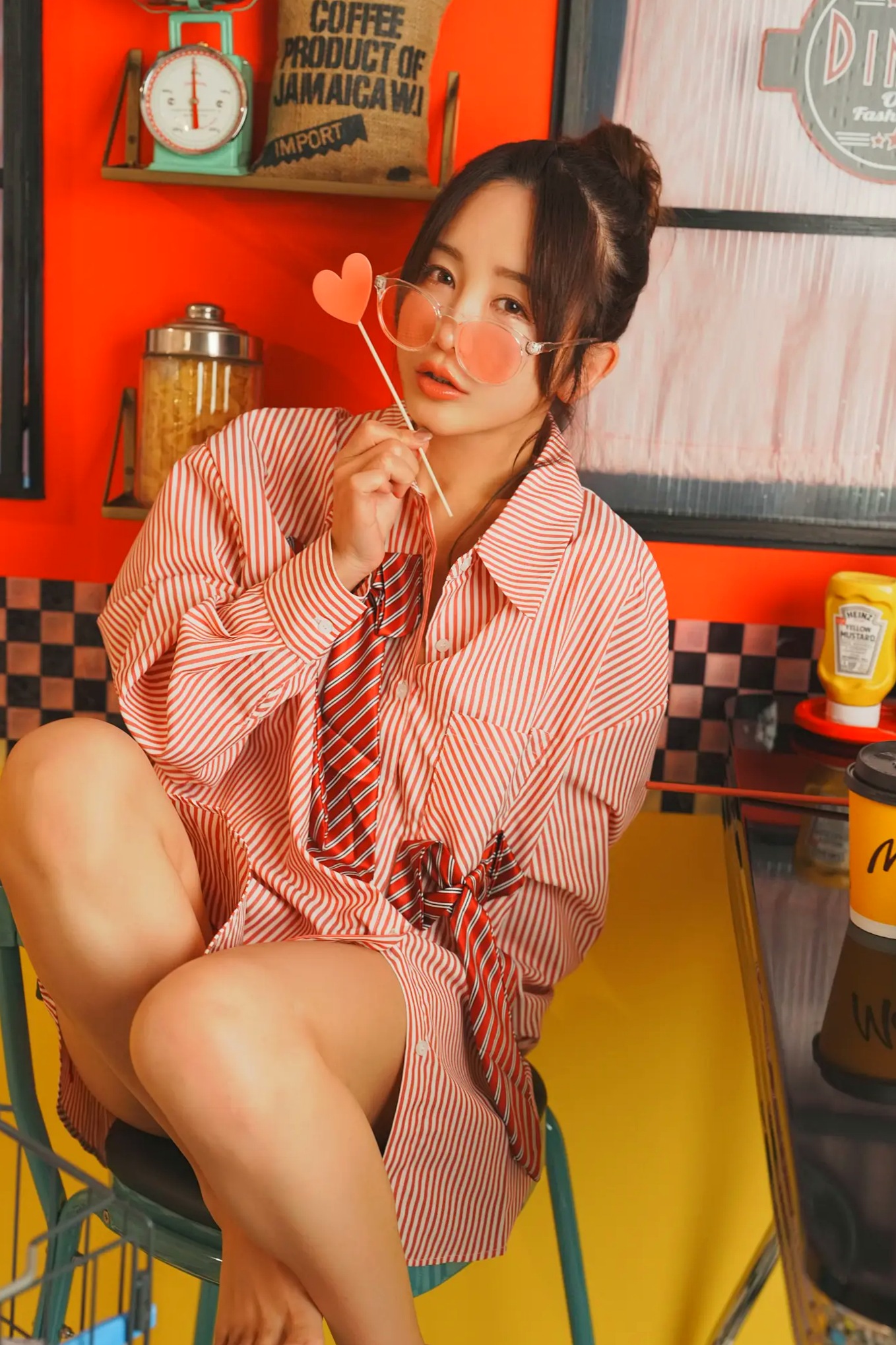 いくみ(Ikumi)美式复古Diner风写真：红白条纹衬衫领带演绎别样诱惑，清新俏皮与私房性感魅力全开
