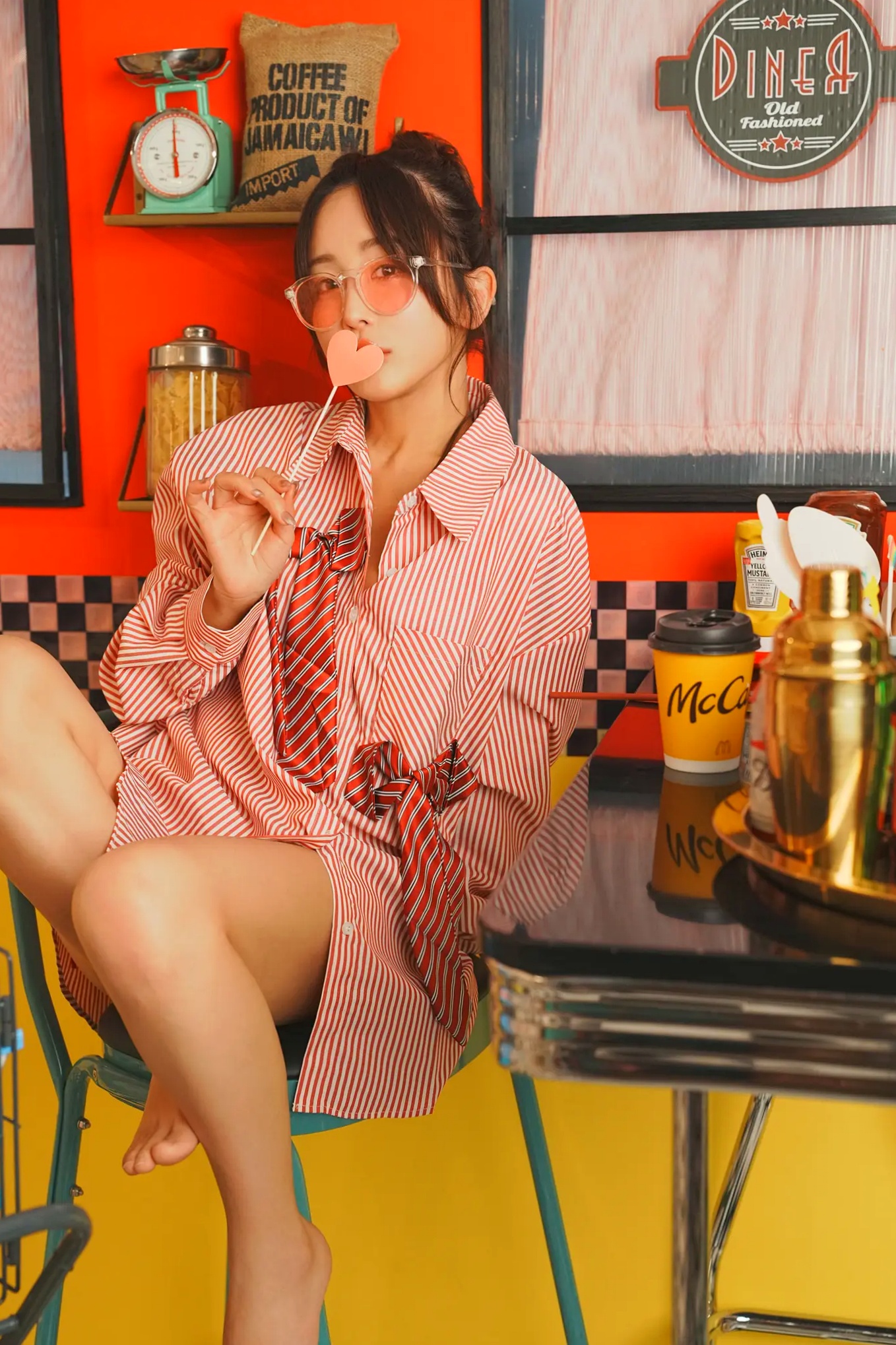 いくみ(Ikumi)美式复古Diner风写真：红白条纹衬衫领带演绎别样诱惑，清新俏皮与私房性感魅力全开