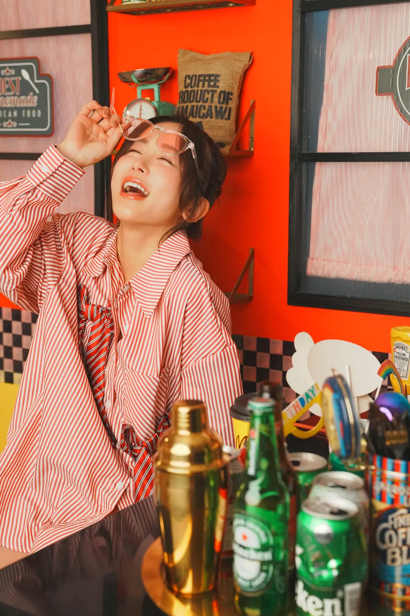 いくみ(Ikumi)美式复古Diner风写真：红白条纹衬衫领带演绎别样诱惑，清新俏皮与私房性感魅力全开