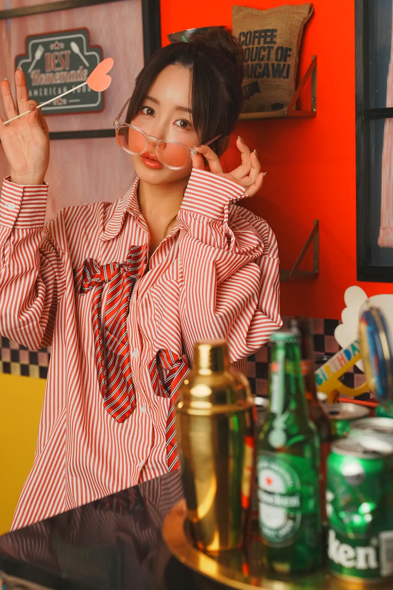 いくみ(Ikumi)美式复古Diner风写真：红白条纹衬衫领带演绎别样诱惑，清新俏皮与私房性感魅力全开