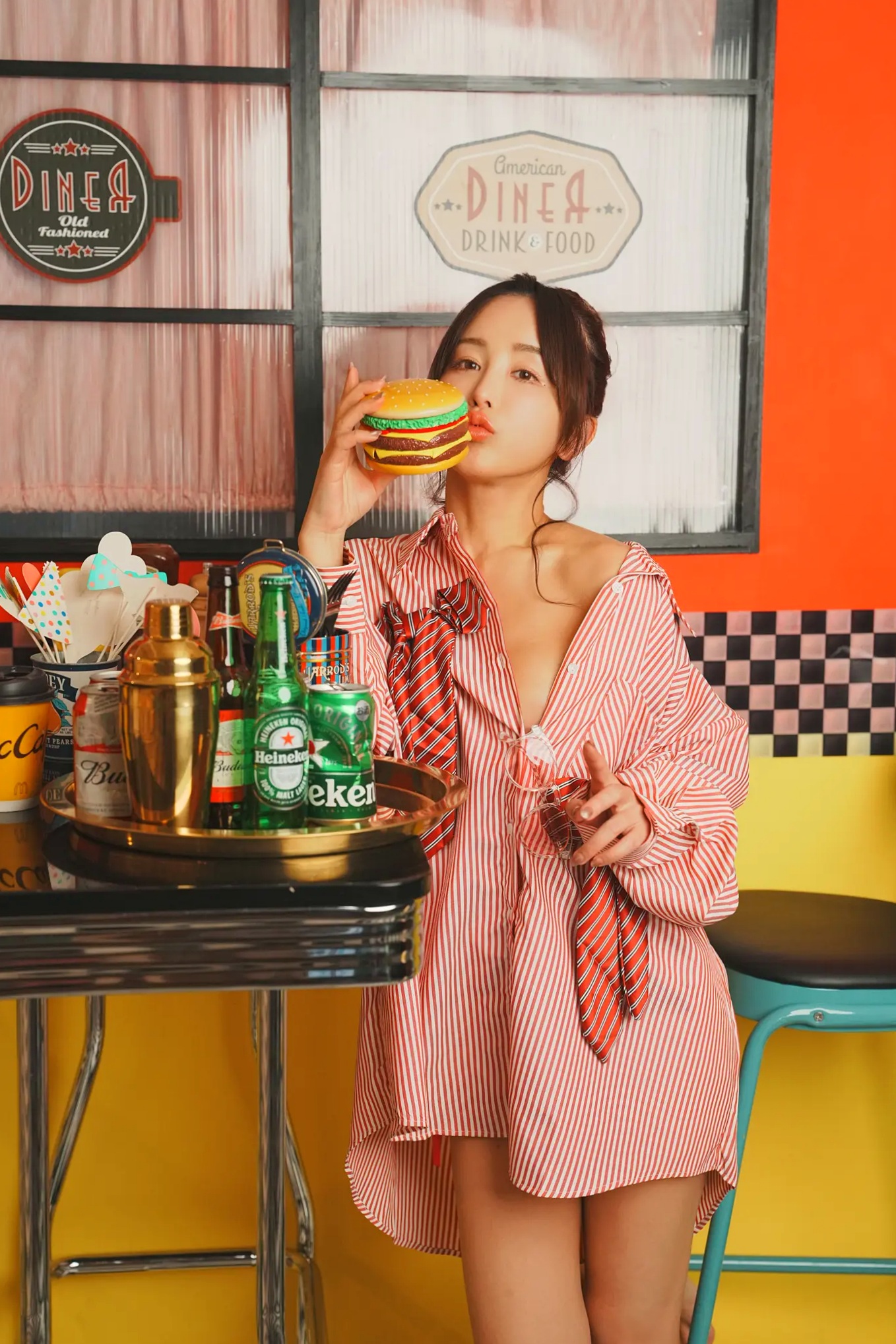 いくみ(Ikumi)美式复古Diner风写真：红白条纹衬衫领带演绎别样诱惑，清新俏皮与私房性感魅力全开