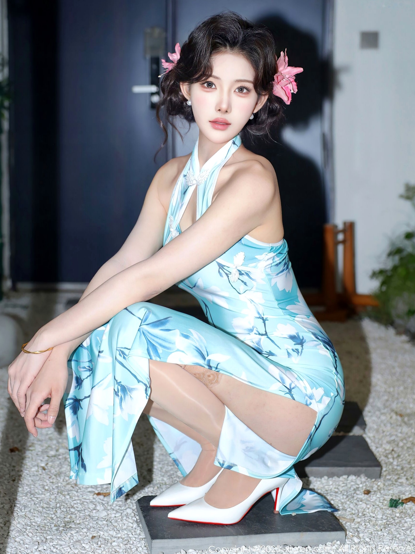 XiuRen秀人网-10594-梨霜儿：清新淡蓝旗袍高开叉，极品肉丝长腿，温婉气质与夜色街拍写真