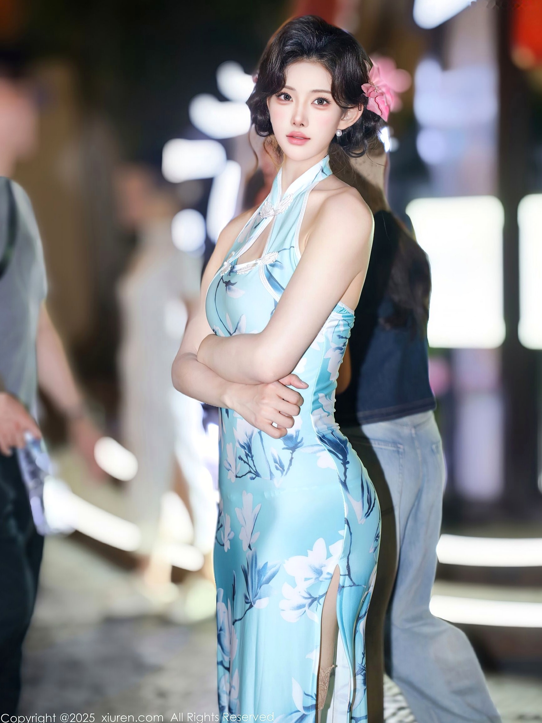 XiuRen秀人网-10594-梨霜儿：清新淡蓝旗袍高开叉，极品肉丝长腿，温婉气质与夜色街拍写真