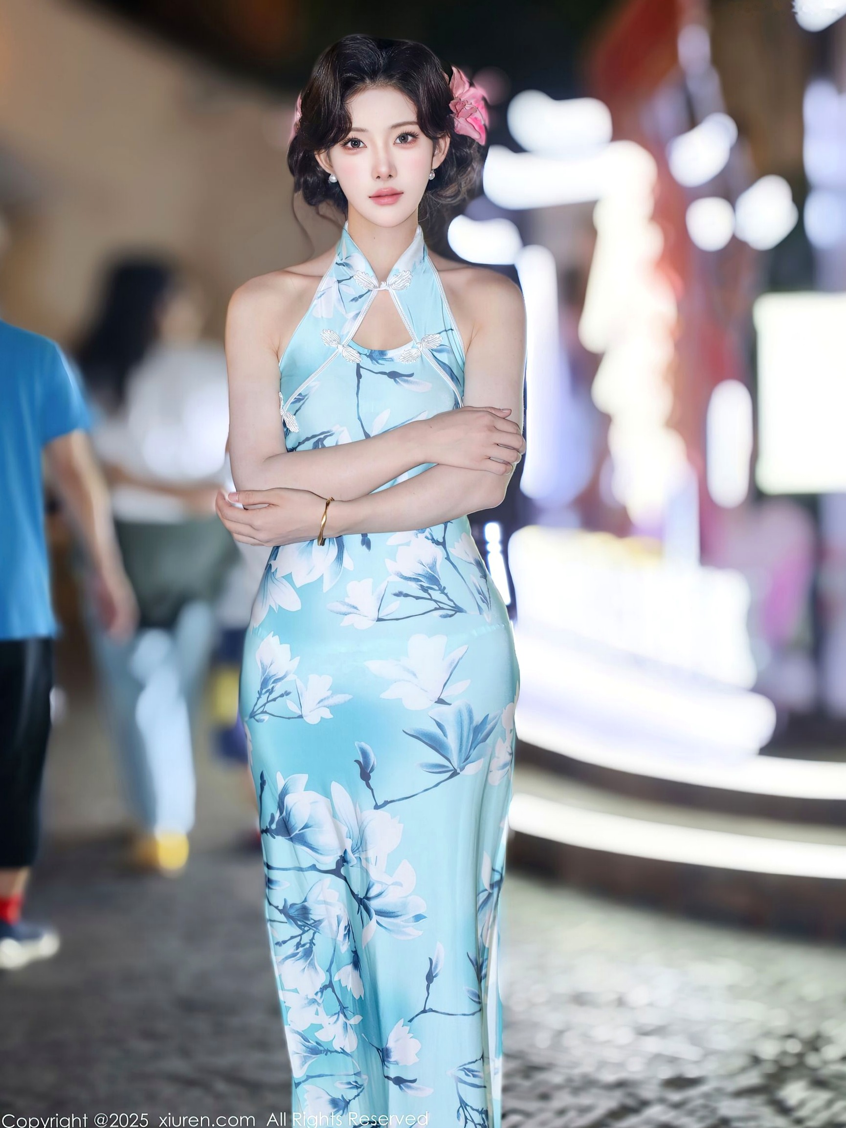 XiuRen秀人网-10594-梨霜儿：清新淡蓝旗袍高开叉，极品肉丝长腿，温婉气质与夜色街拍写真
