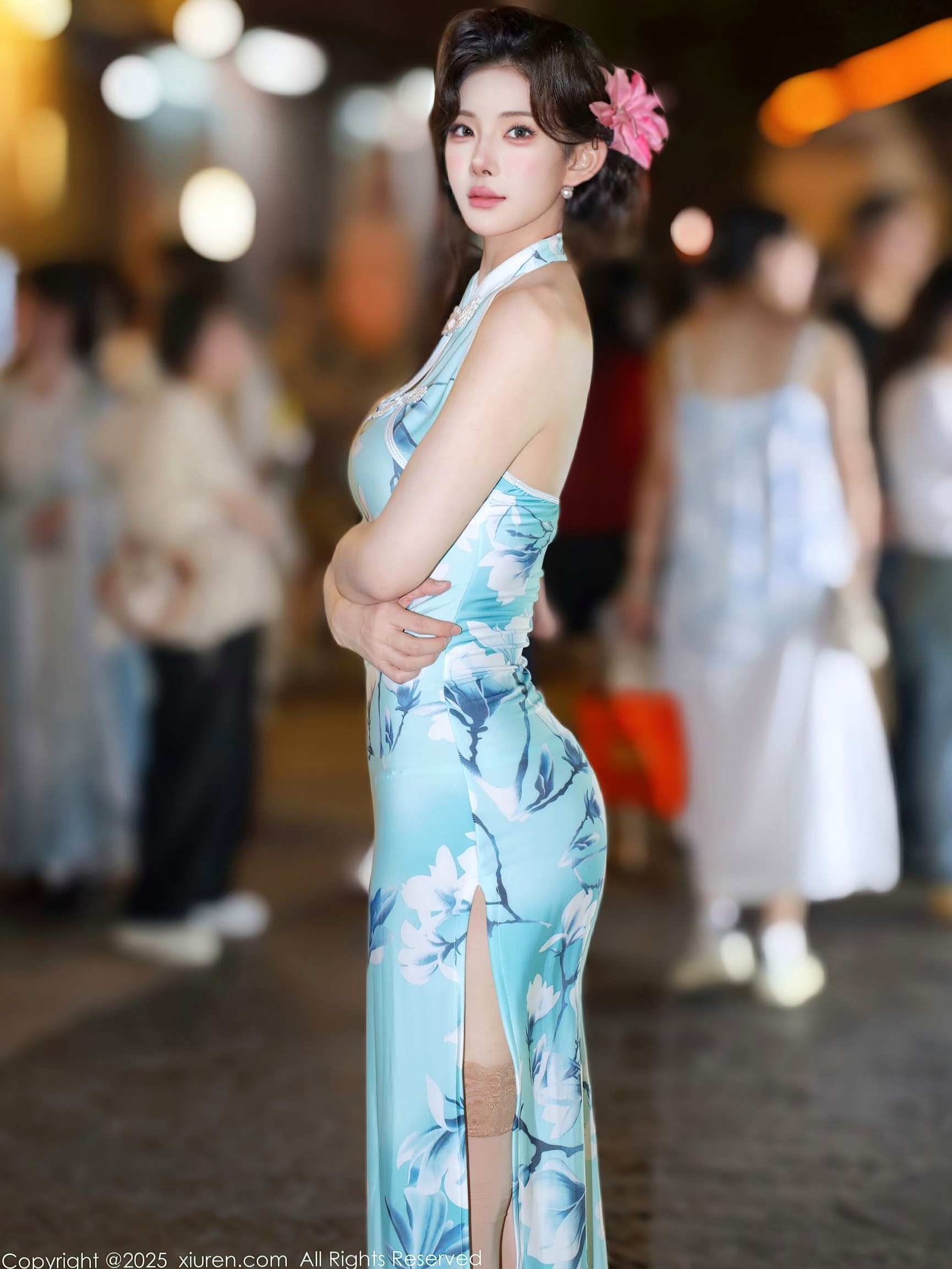 XiuRen秀人网-10594-梨霜儿：清新淡蓝旗袍高开叉，极品肉丝长腿，温婉气质与夜色街拍写真