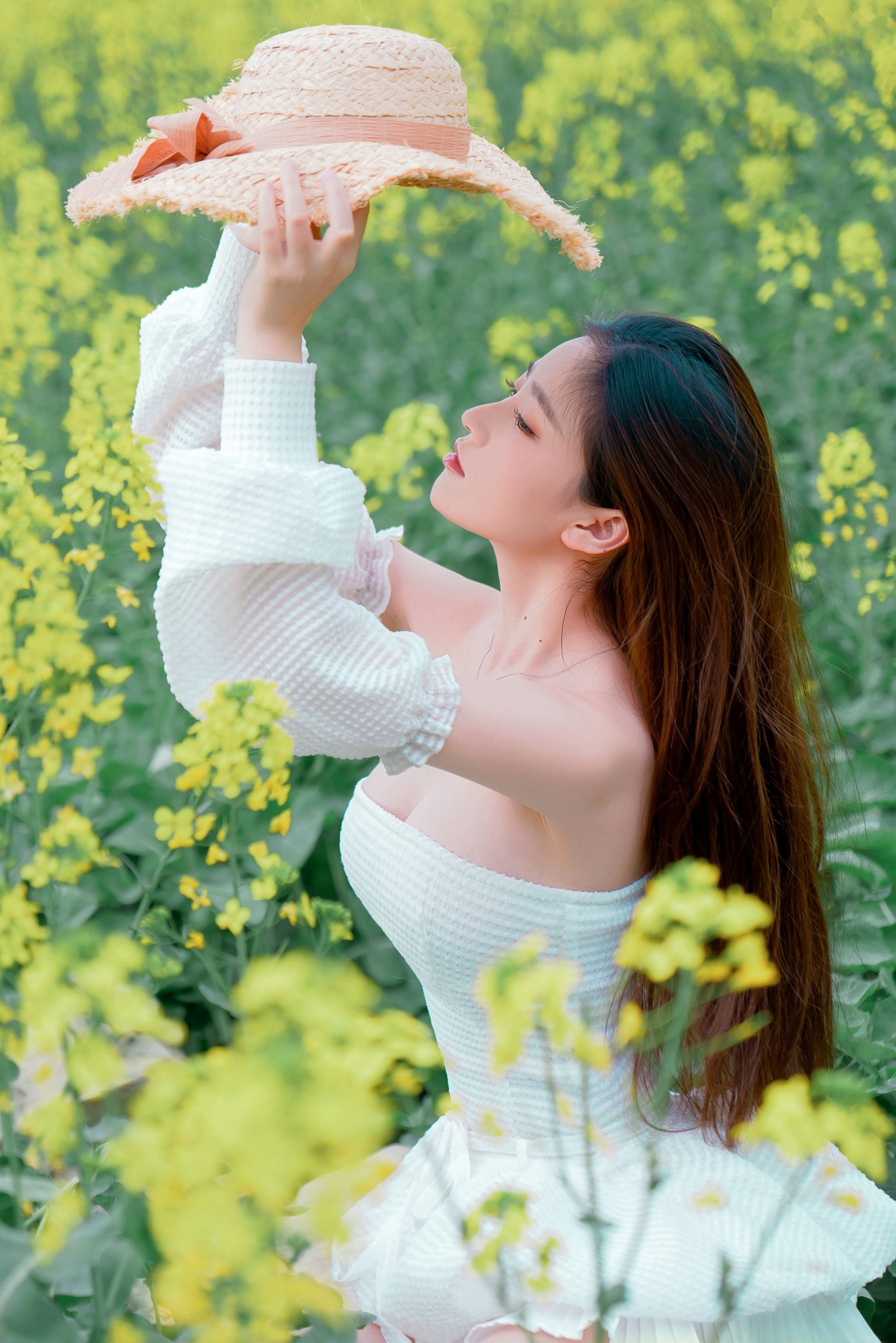 年年Nnian-户外花海写真，草帽清新抹胸少女，清纯与性感并存的私房大尺度诱惑