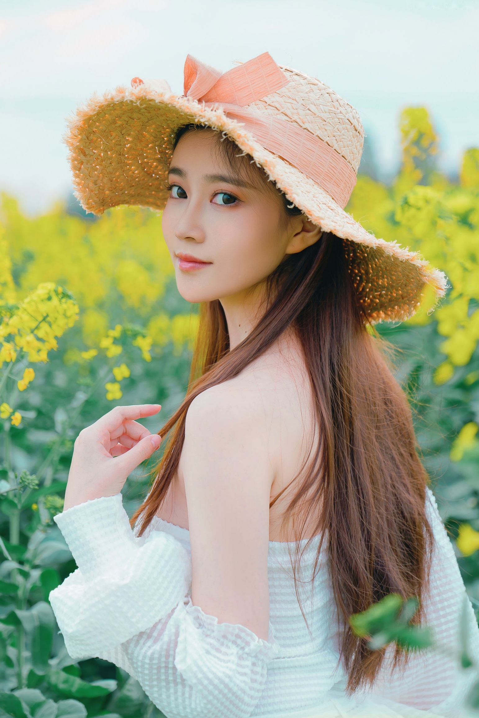 年年Nnian-户外花海写真，草帽清新抹胸少女，清纯与性感并存的私房大尺度诱惑