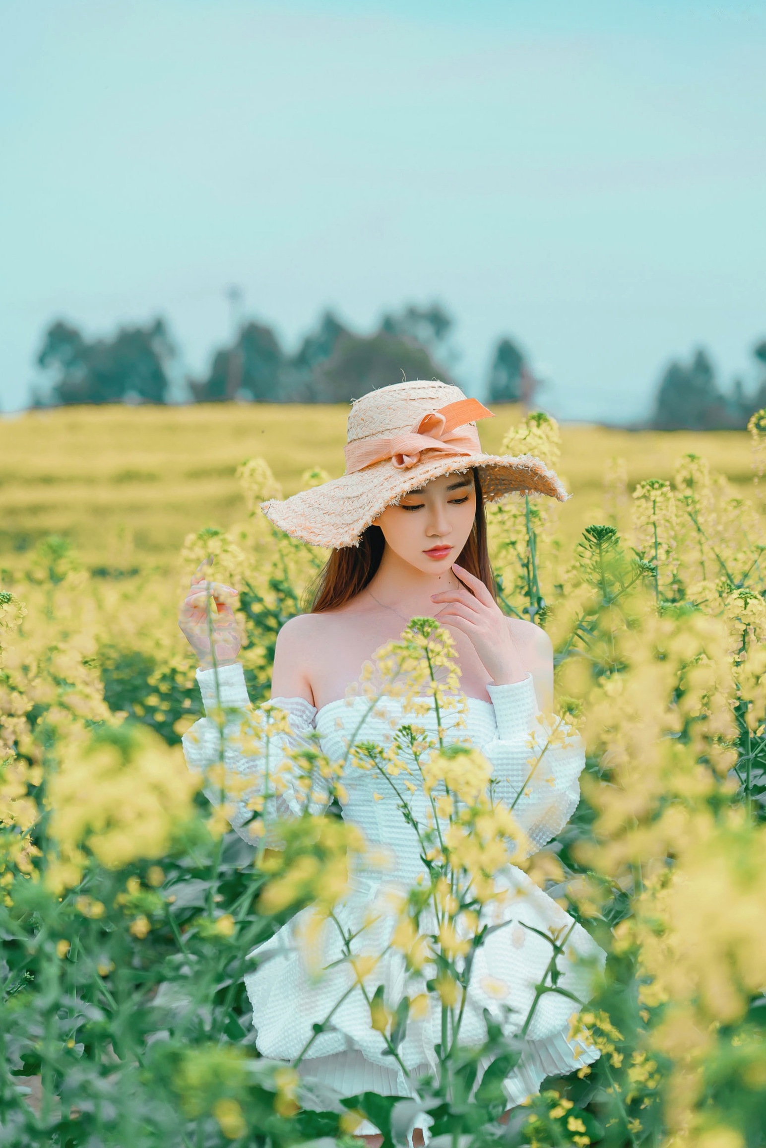 年年Nnian-户外花海写真，草帽清新抹胸少女，清纯与性感并存的私房大尺度诱惑