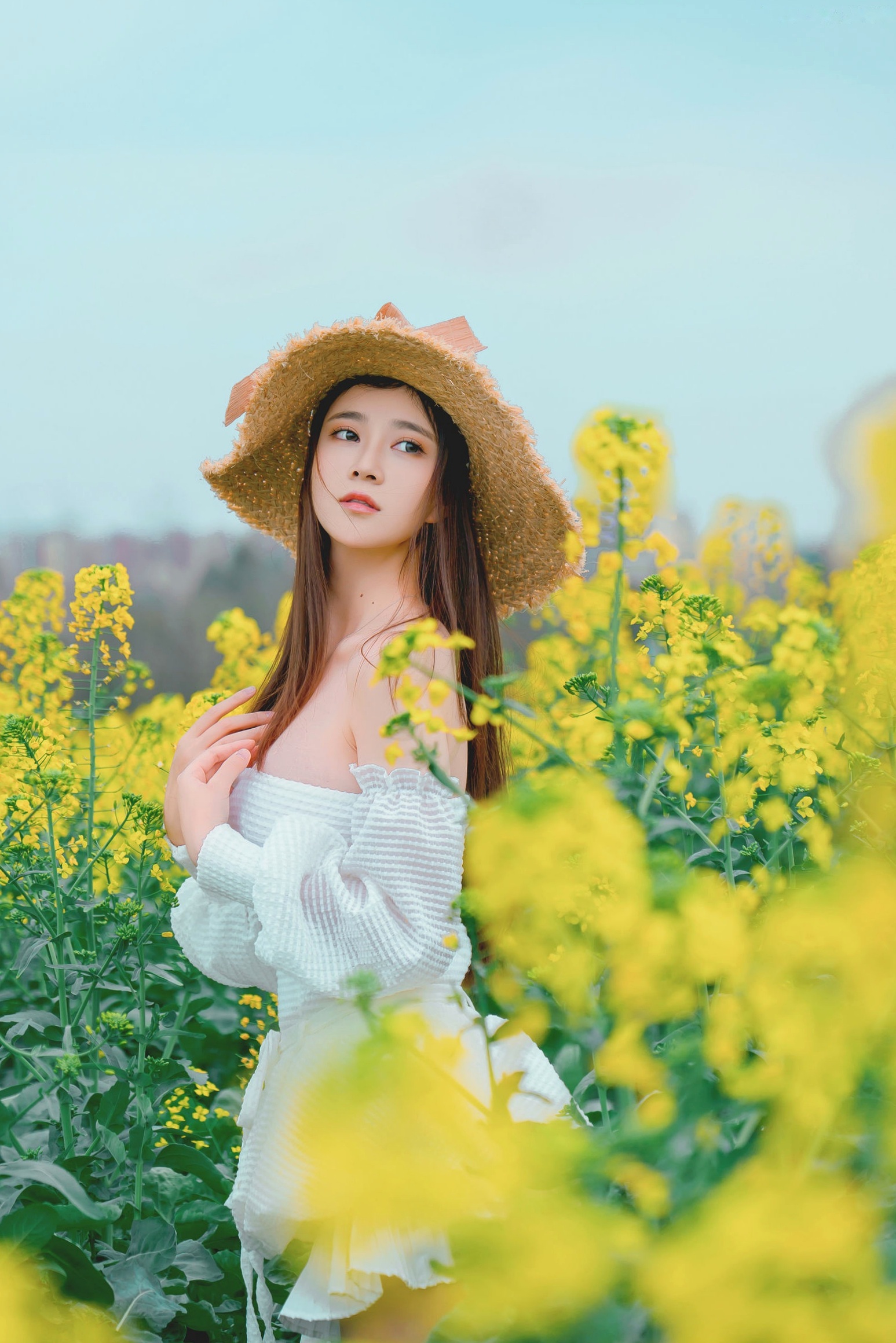 年年Nnian-户外花海写真，草帽清新抹胸少女，清纯与性感并存的私房大尺度诱惑