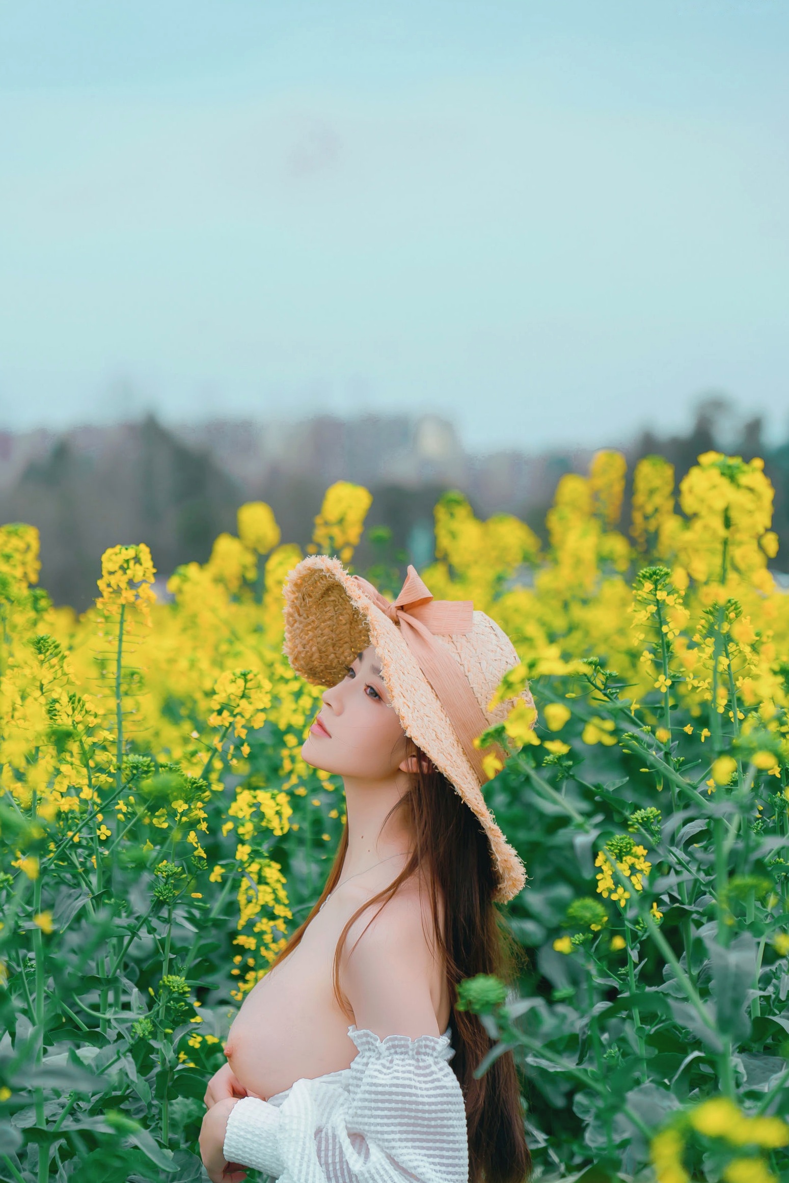 年年Nnian-户外花海写真，草帽清新抹胸少女，清纯与性感并存的私房大尺度诱惑