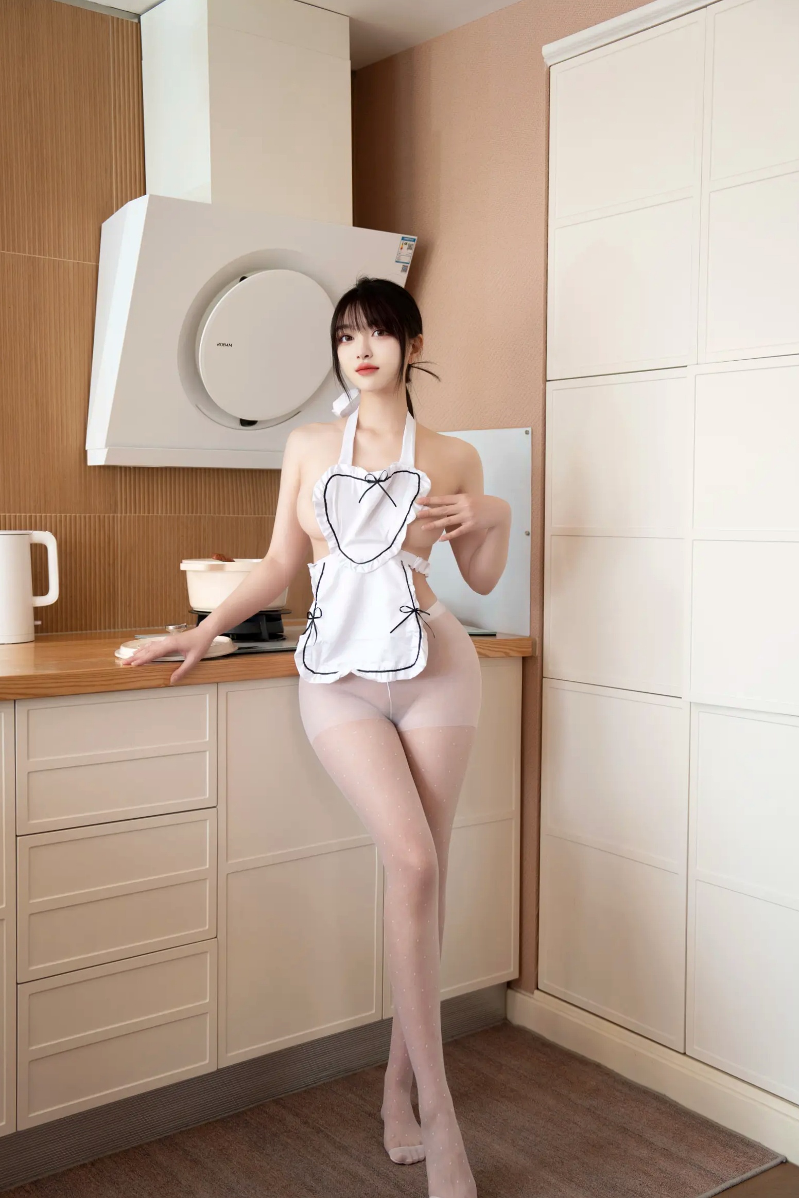 白露lulu - 性感小厨娘：围裙下的诱惑，丝袜美腿家居厨房私房写真 [70P]