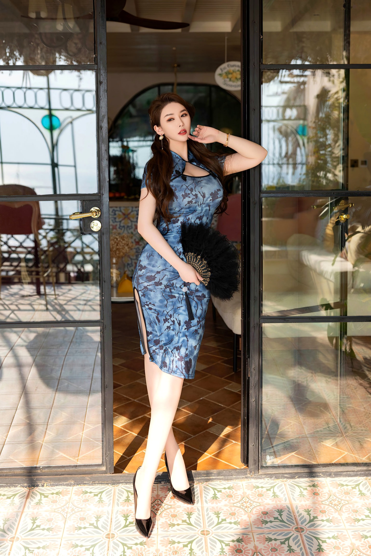 HuaYang花漾-571-尤妮丝Egg-蓝色印花旗袍诱惑写真-深蓝蕾丝内衣-美腿丝袜-无圣光大尺度