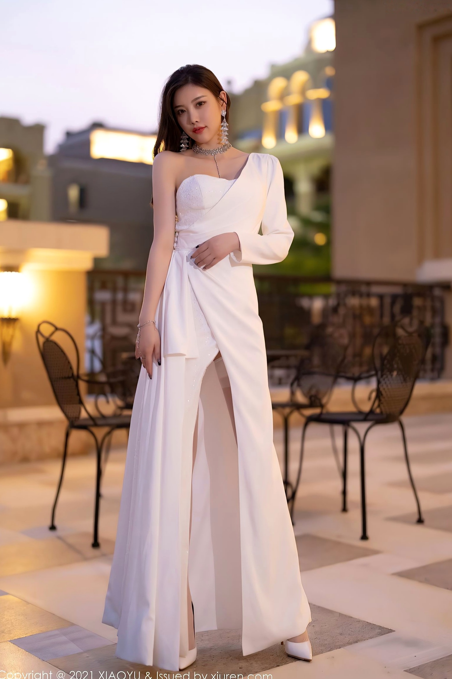 杨晨晨Sugar白色礼服女神写真，优雅长裙配白丝，尽显高贵冷艳性感气质，极品私房唯美视觉系列