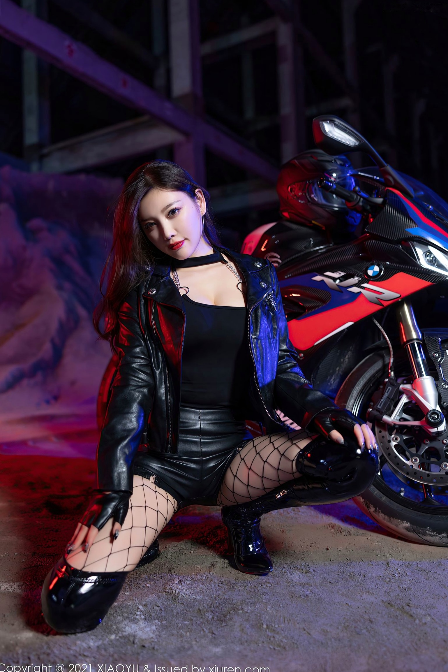 XiaoYu语画界-638-杨晨晨Sugar：夜幕下机车女郎写真，黑色皮衣皮裤搭配诱惑渔网袜与高跟长靴，极致演绎飒爽与性感。