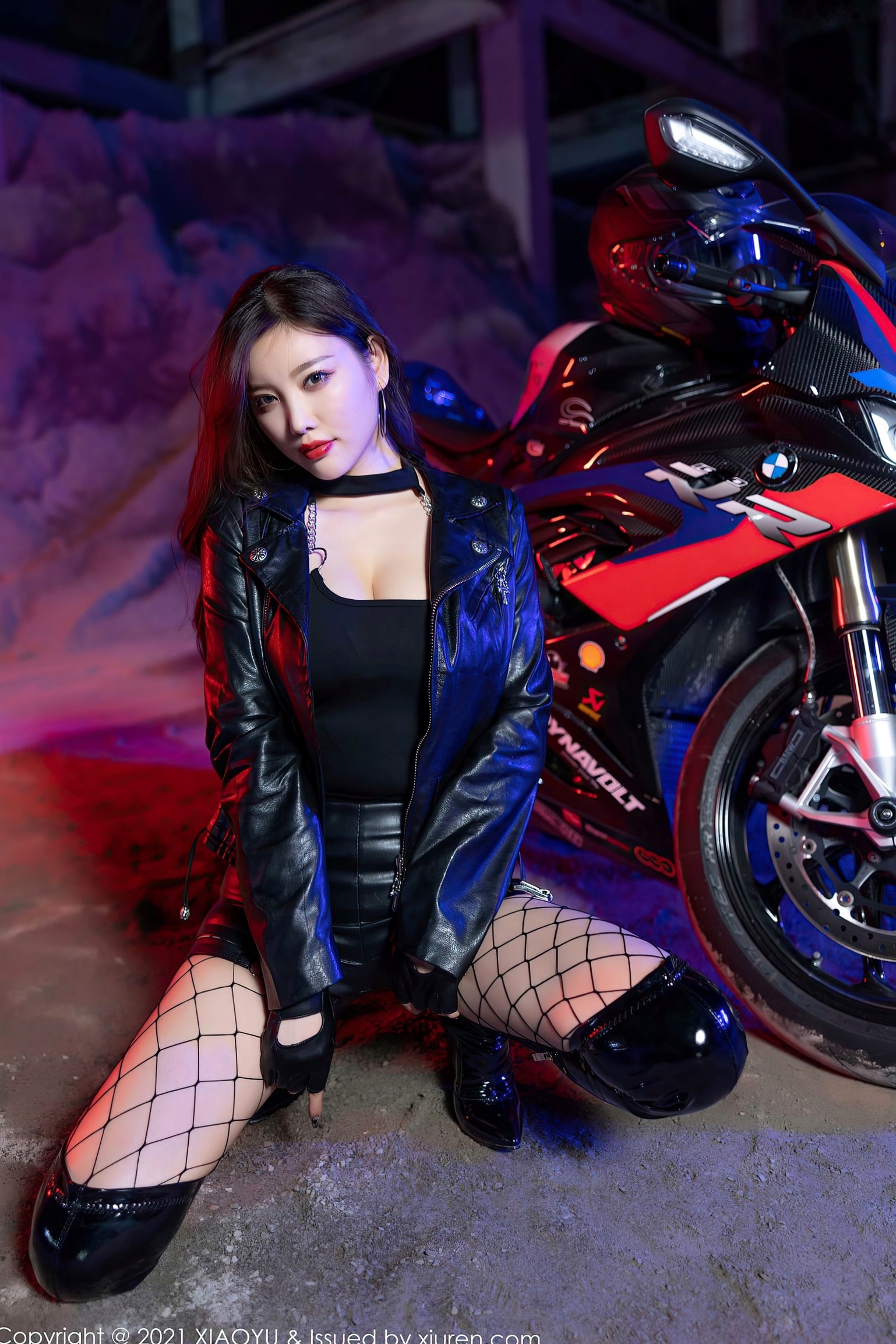 XiaoYu语画界-638-杨晨晨Sugar：夜幕下机车女郎写真，黑色皮衣皮裤搭配诱惑渔网袜与高跟长靴，极致演绎飒爽与性感。