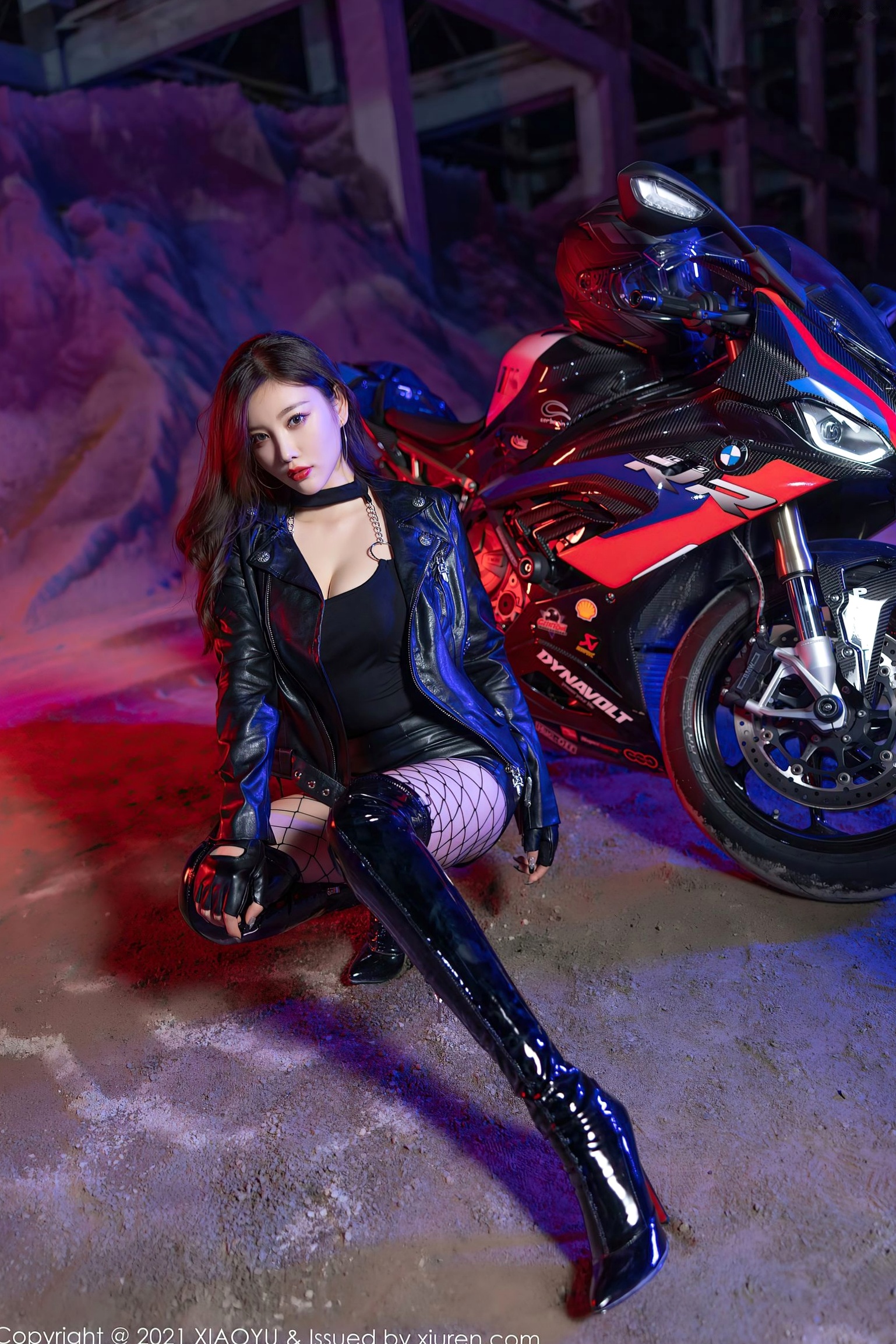 XiaoYu语画界-638-杨晨晨Sugar：夜幕下机车女郎写真，黑色皮衣皮裤搭配诱惑渔网袜与高跟长靴，极致演绎飒爽与性感。