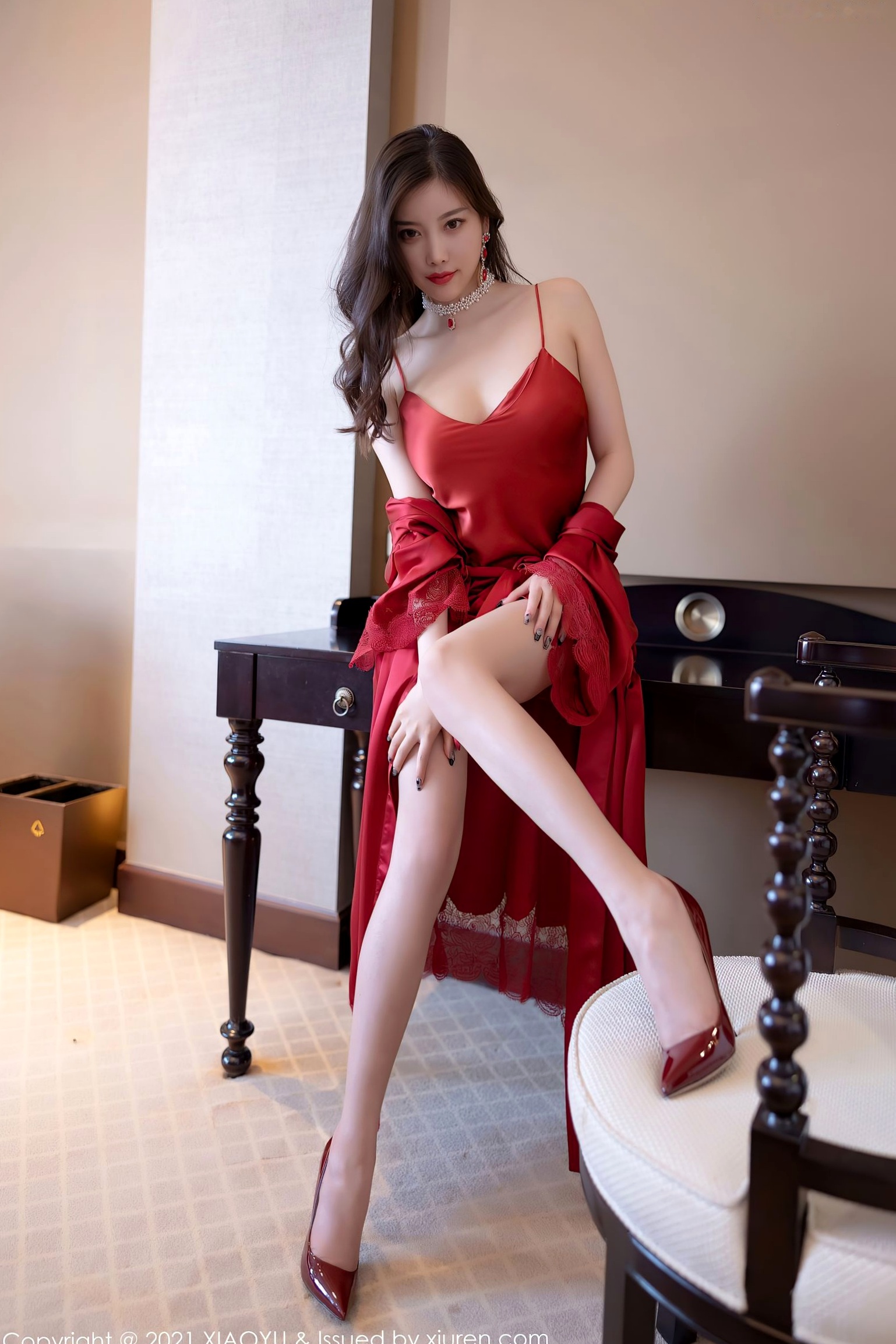 杨晨晨Sugar猩红吊带裙私房大片：黑色蕾丝内衣与黑丝高跟的极致诱惑，冷艳御姐高端酒店旅拍系列