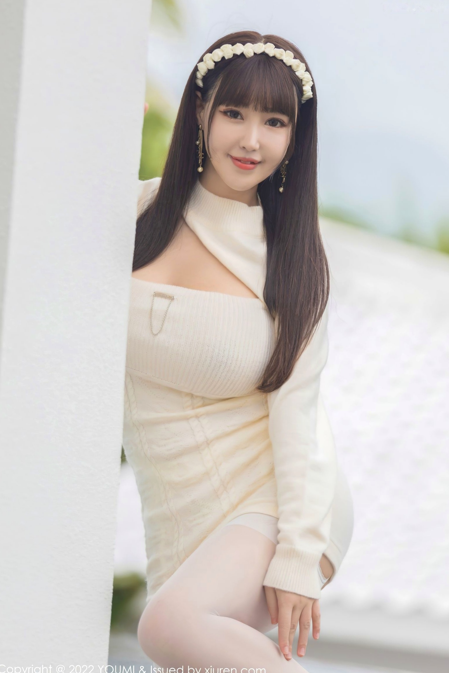 YouMi尤蜜荟朱可儿Flora三亚旅拍：白色针织连衣短裙私房写真，童颜巨乳白丝诱惑，泳池边的唯美大尺度视觉盛宴