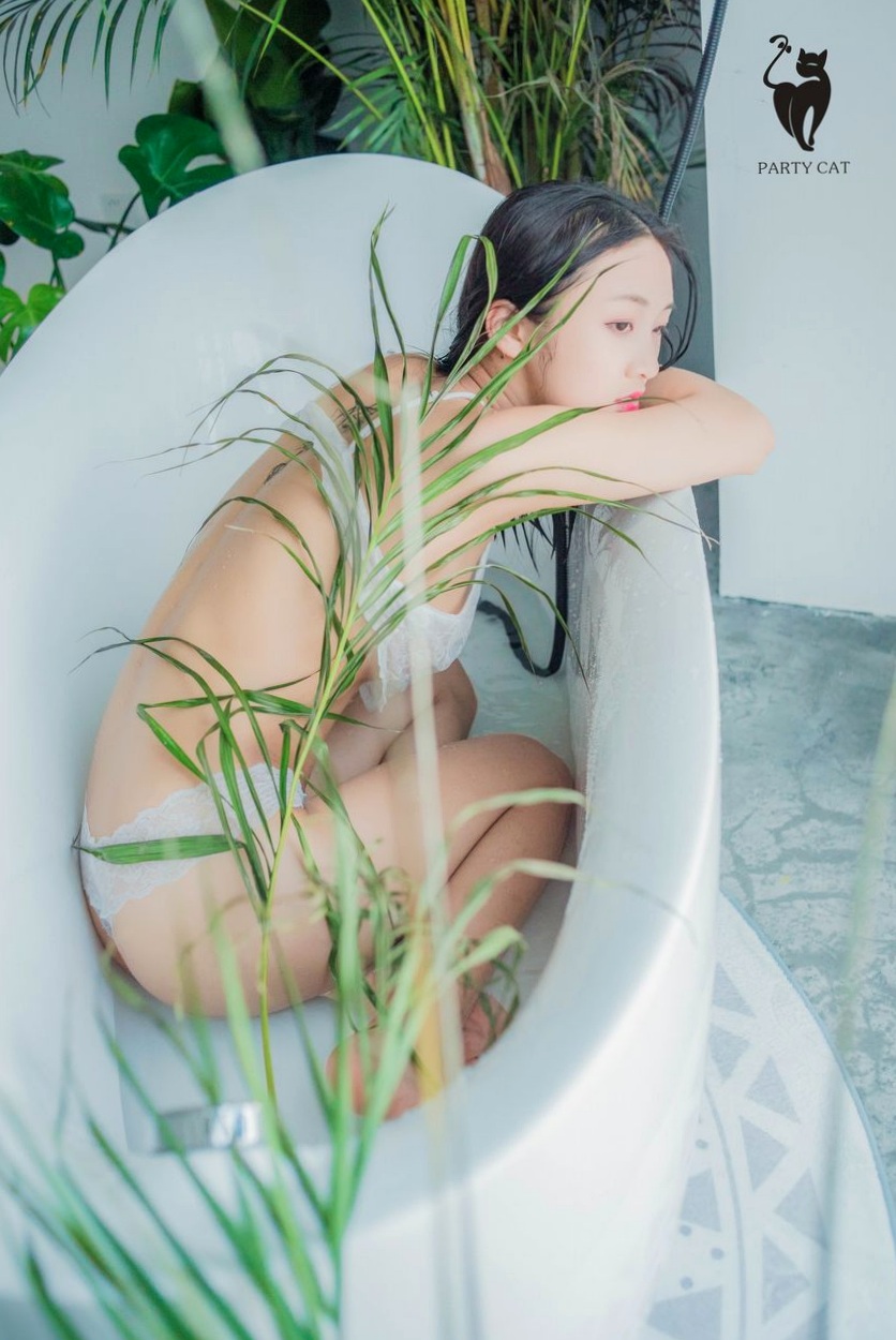 [PARTYCAT]轰趴猫特刊玉女浴室私房写真，清新清纯蕾丝诱惑大尺度套图[37P]