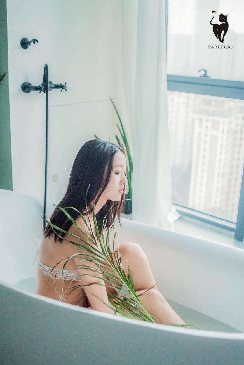 [PARTYCAT]轰趴猫特刊玉女浴室私房写真，清新清纯蕾丝诱惑大尺度套图[37P]