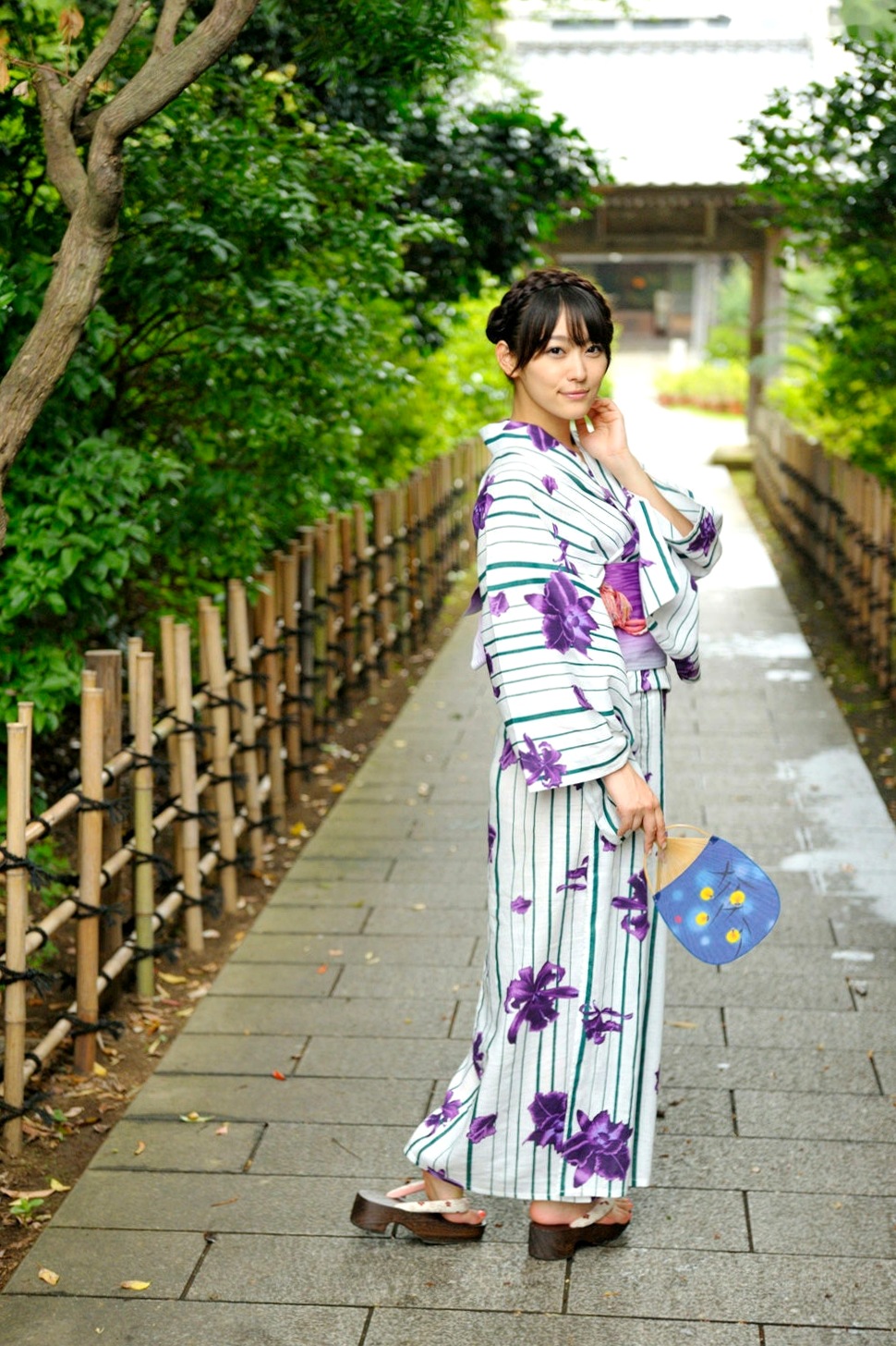 西野翔PB写真集《欲情の湯》：古朴和服漫步与温泉湿身诱惑，演绎日系清纯与性感的极致碰撞